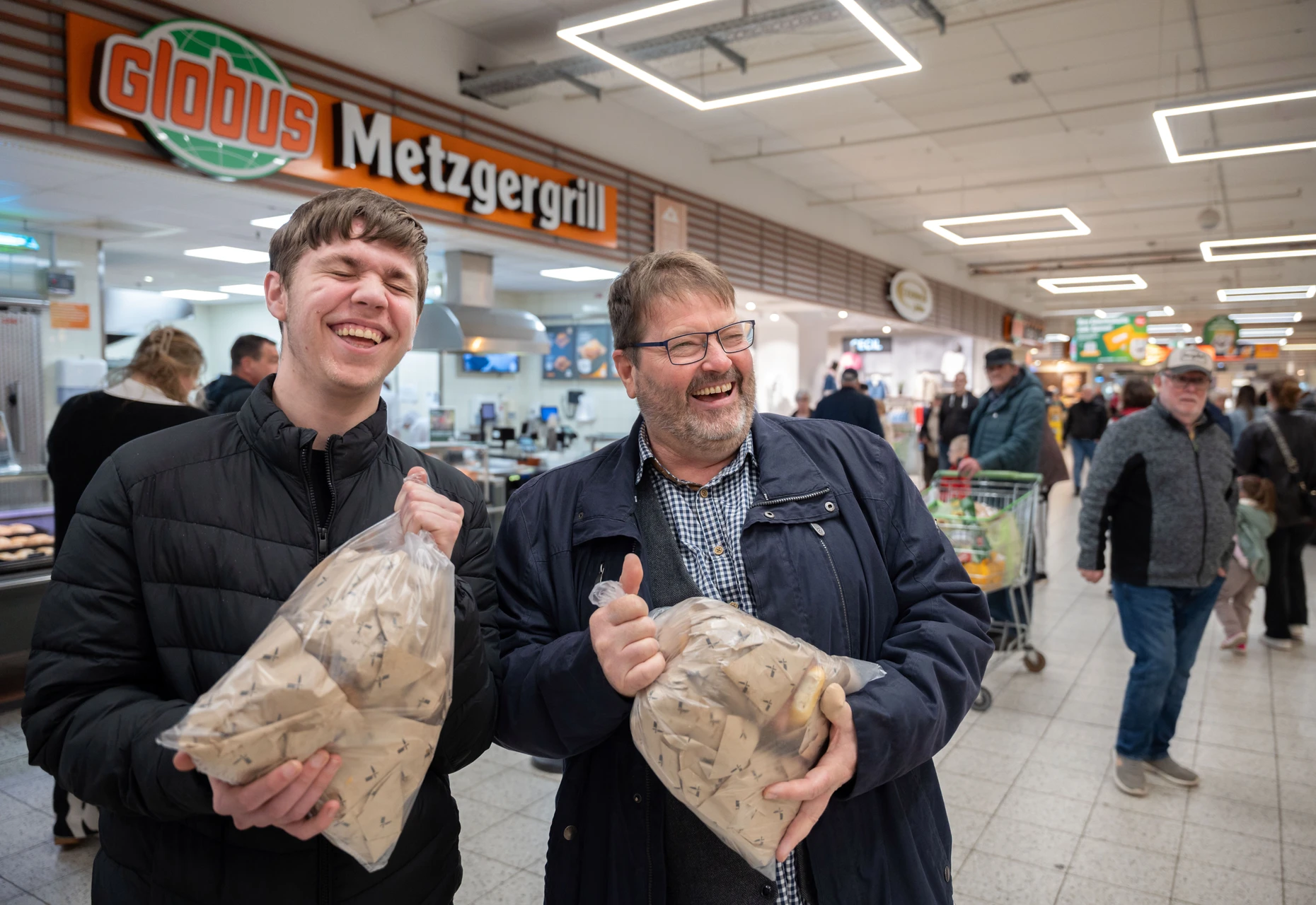 Nach dem Klassenausflug: Schüler und Lehrer holen Proviant.