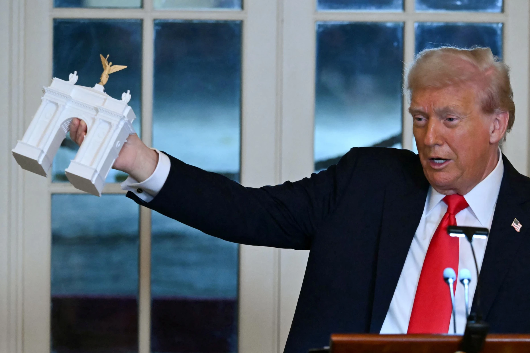 Trump mit einem Modell seines gewünschten Triumphbogens im Oktober 2025