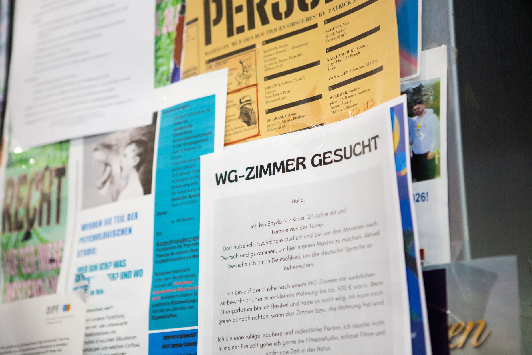 Zimmersuche auf althergebrachte Art: Schwarzes Brett in der Goethe-Universität in Frankfurt