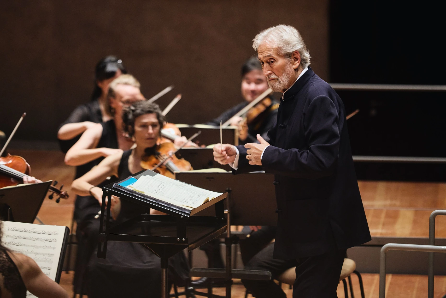 Jordi Savall dirigiert Le Concert des Nations in der Berliner Philharmonie.