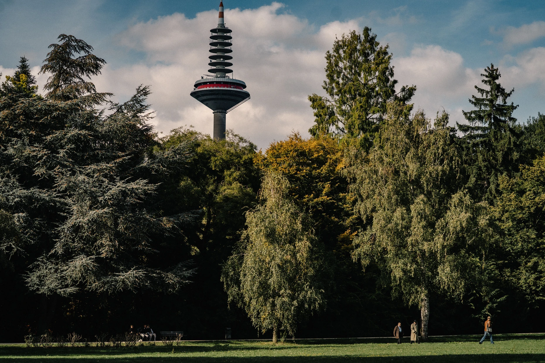 „Fit in Frankfurt“: Auch im Grüneburgpark wird spaziert.