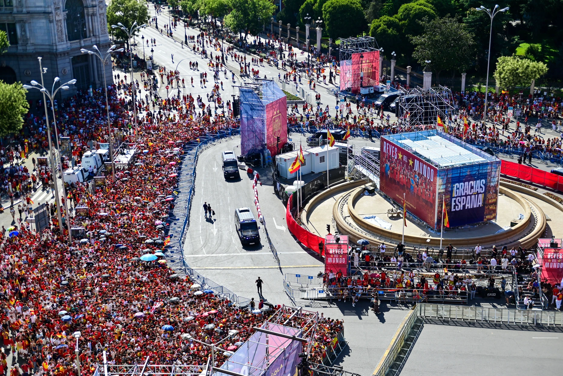 Fans der spanischen Fußball-Nationalmannschaft warten am Cibeles-Platz in Madrid.