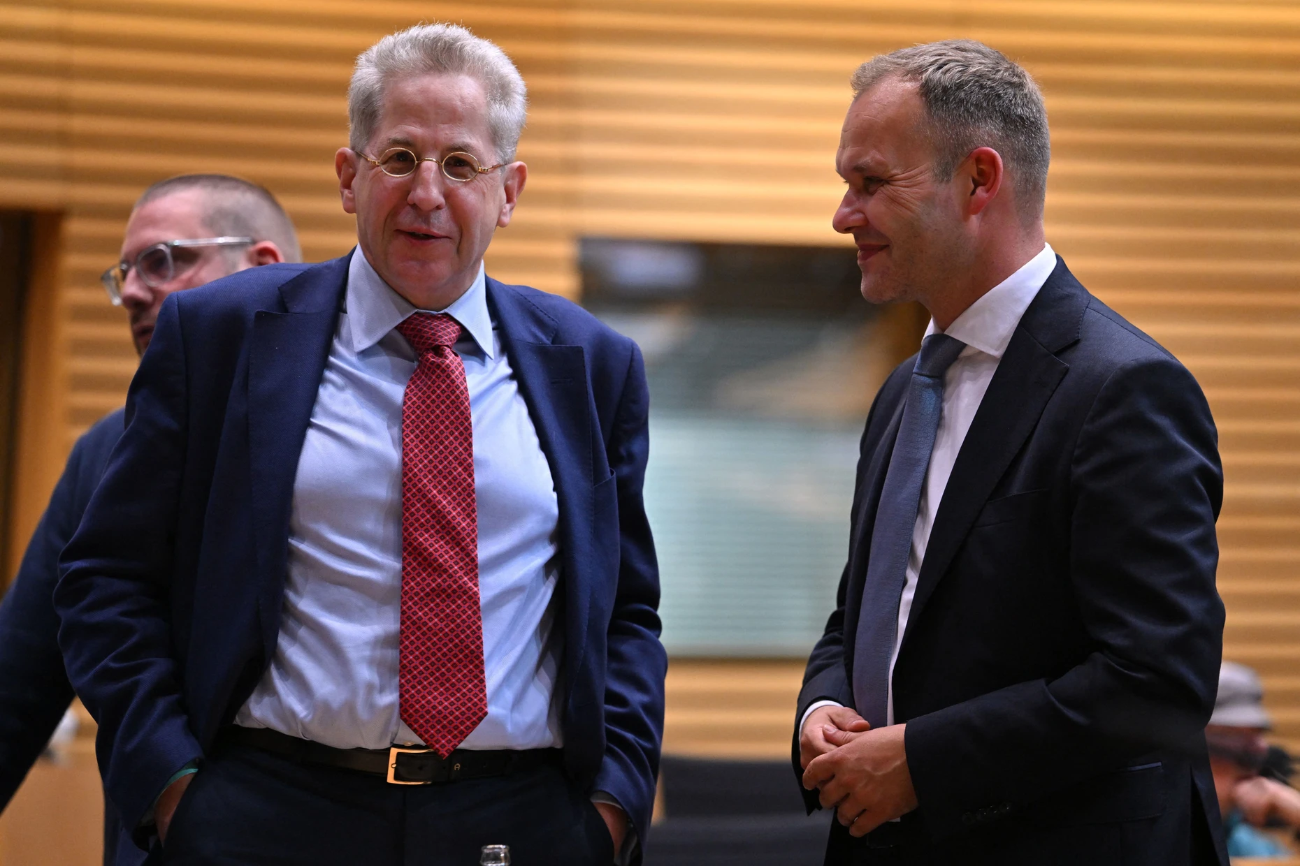Hans-Georg Maaßen, früherer Präsident des Bundesamtes für Verfassungsschutz, und Daniel Haseloff, stellvertretender Vorsitzender der AfD-Fraktion im Thüringer Landtag, am Mittwoch im Plenarsaal