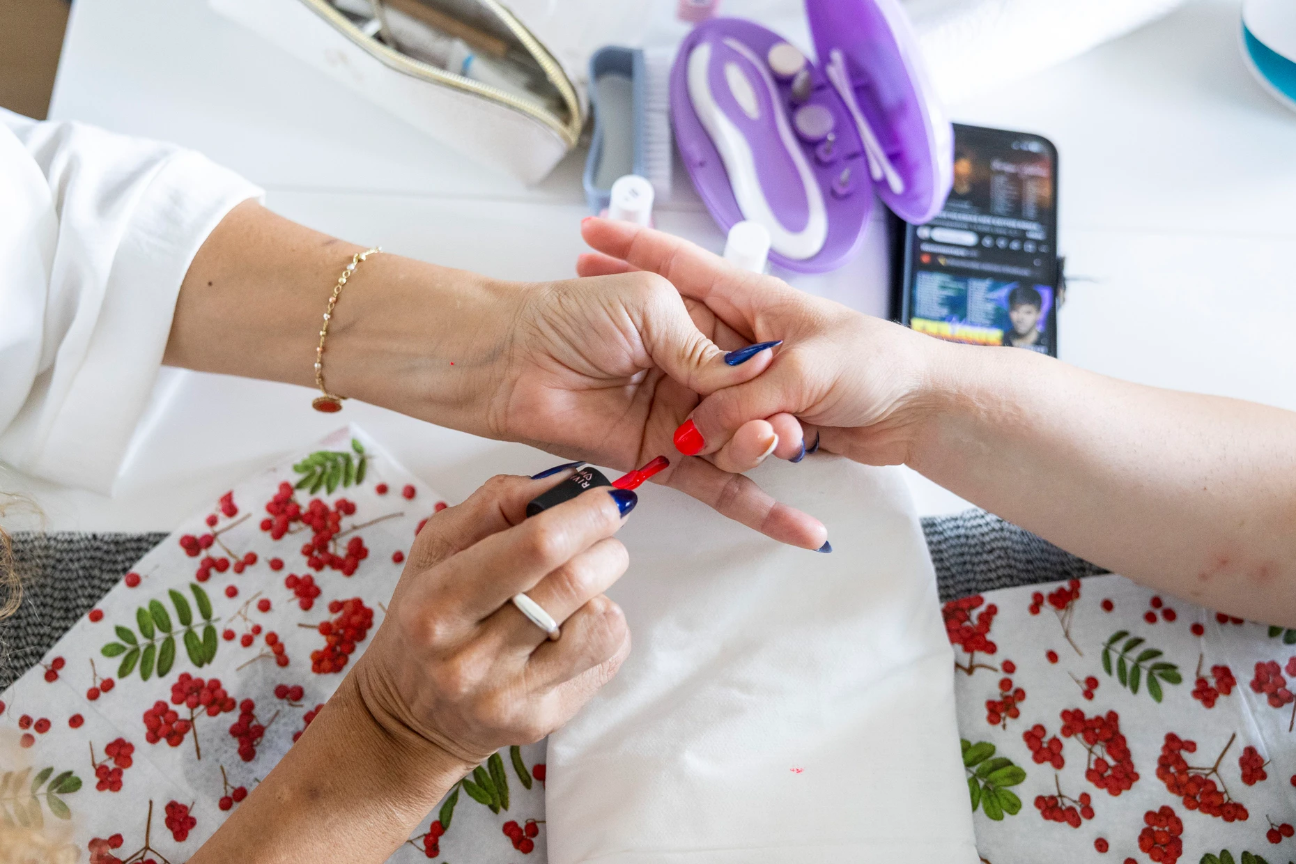 „Wundergerät“: Mit dem lila-weißen Hilfsmittel macht Shakira jeder Nagelhaut den Garaus.