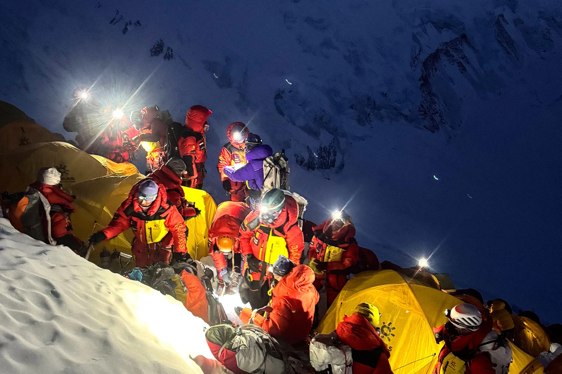 Früh am Morgen geht es los: Am 19. Mai bereiten sich Bergsteiger im Camp 3 auf den Aufstieg vor.