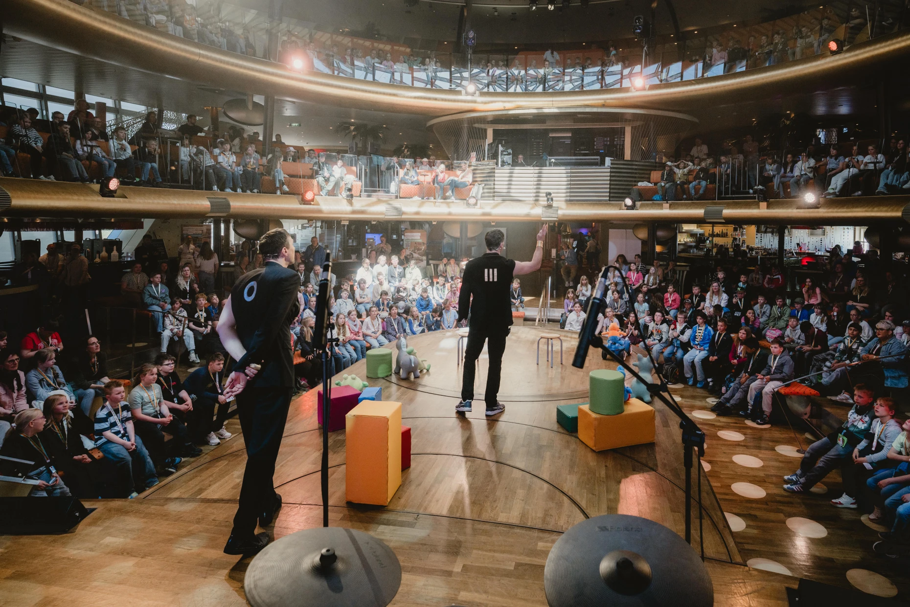 Die zweiköpfige Band interagiert mit den Schulklassen.
