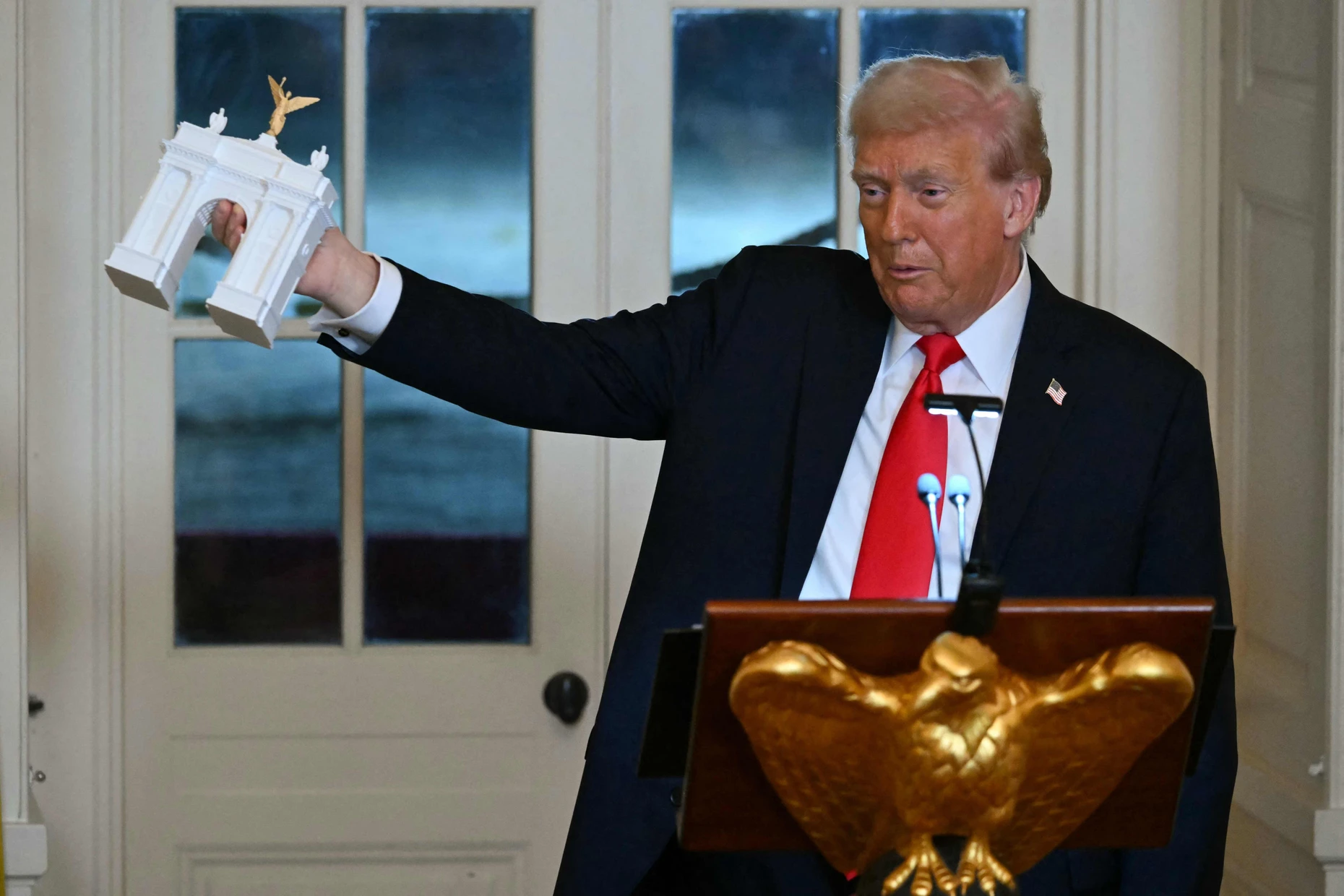 Der Triumphbogen: Trump zeigt ein Modell des Bauwerks bei einem Dinner mit Spendern für den Ballsaal am 15. Oktober 2025 im Weißen Haus.