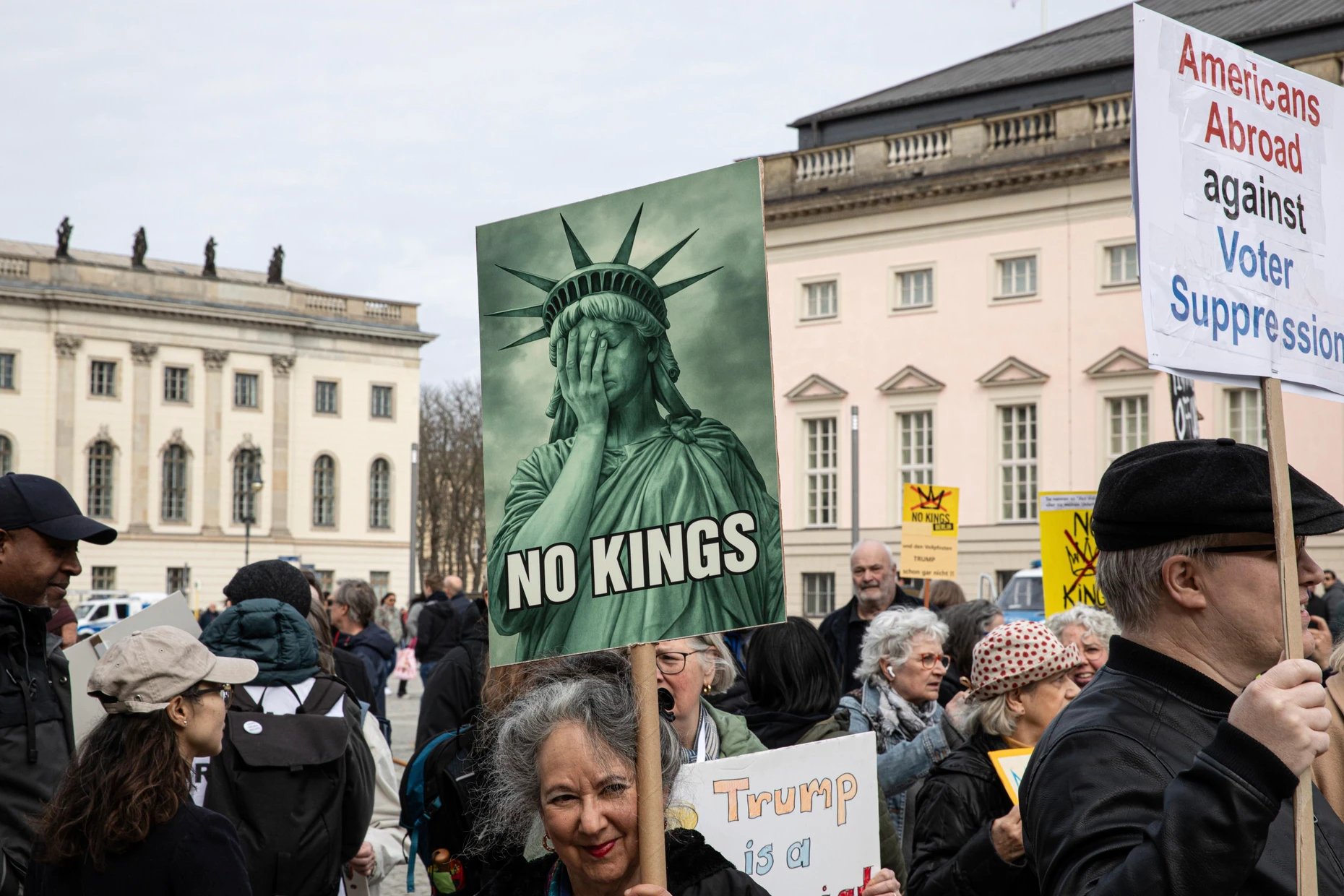 Trump würde gerne wie ein König regieren, wogegen Amerikaner in Berlin demonstrieren.
