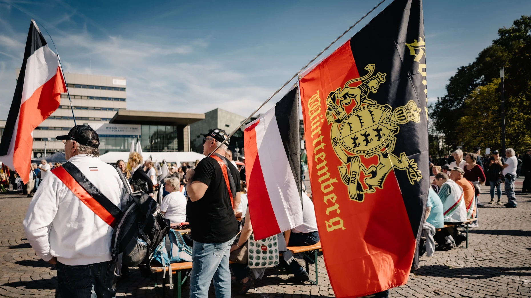 Darmstadt, 26.09.2026 Reichsbürger demonstrieren in der Innenstadt von Darmstadt, hier: Reichsbürger mit Fahnen, hier die Flagge Königreich Württemberg.