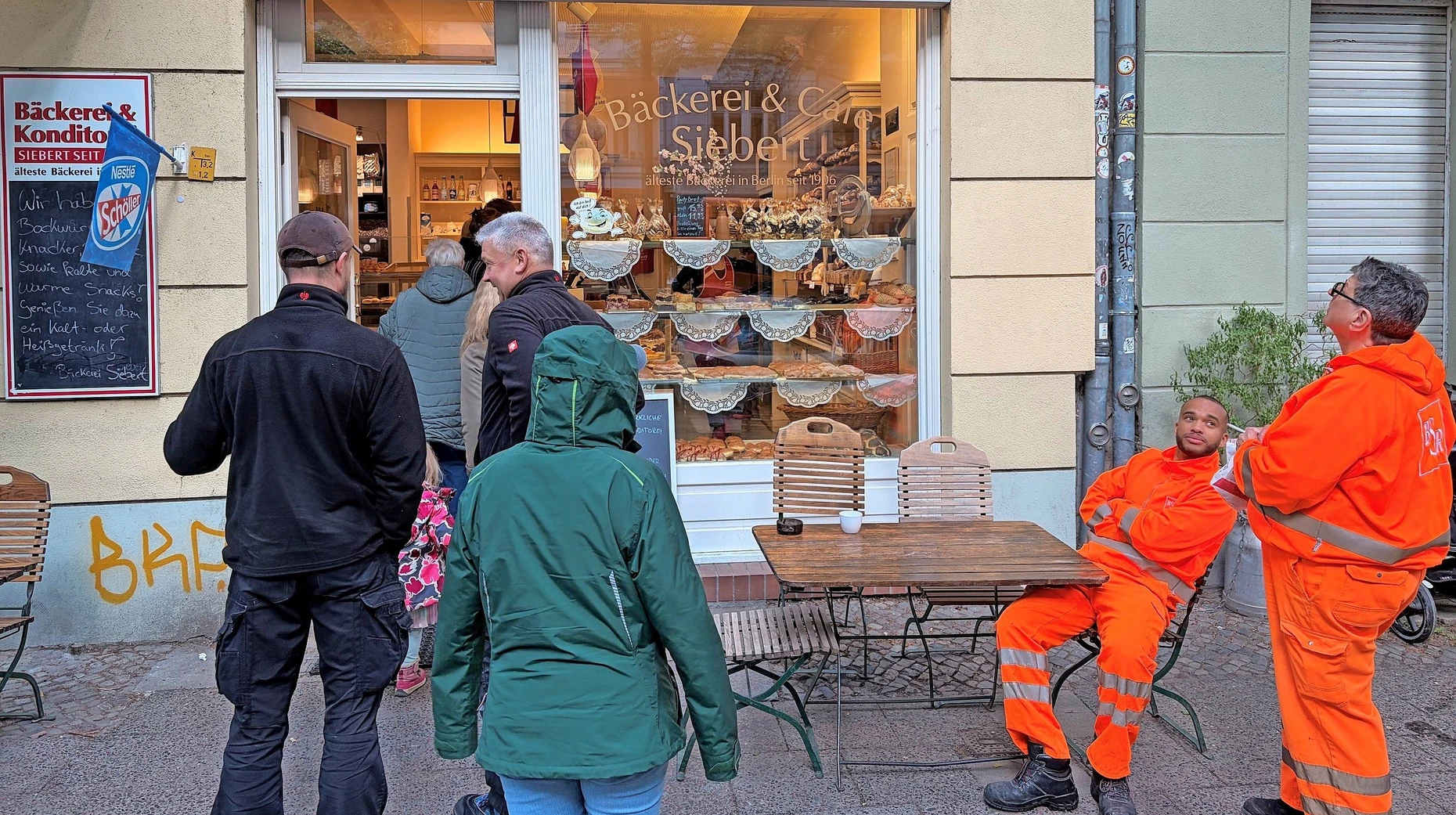 Auch die Warteschlange hat Tradition: Bäckerei Siebert in Berlin