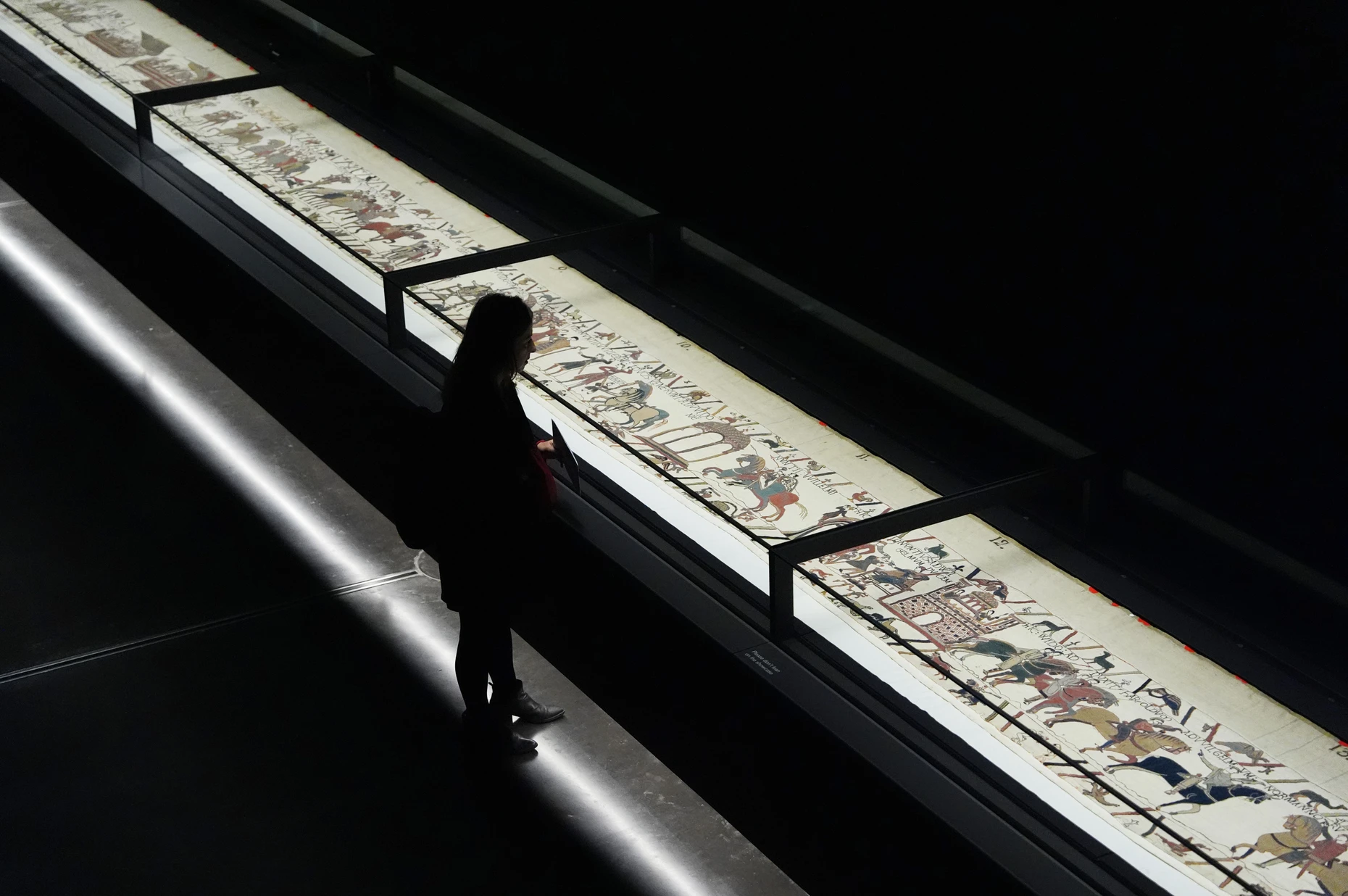 So leer wird es im Sainsbury-Flügel bis zum Ende der Ausstellung Juli 2027 nie mehr sein: Eine Person betrachtet den Teppich von Bayeux im British Museum in London, auf dessen siebzig Metern insgesamt 627 Menschen dargestellt sind