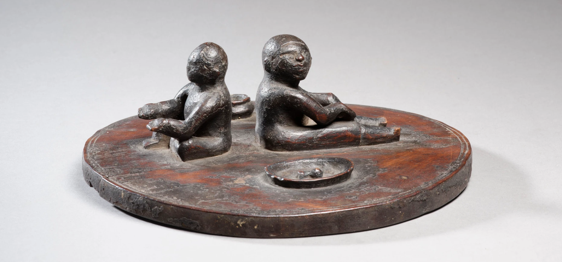 Aus der Republik Kongo: Deckel eines Kultgefäßes der Woyo, Taxpreis 1500 bis 2500 Euro