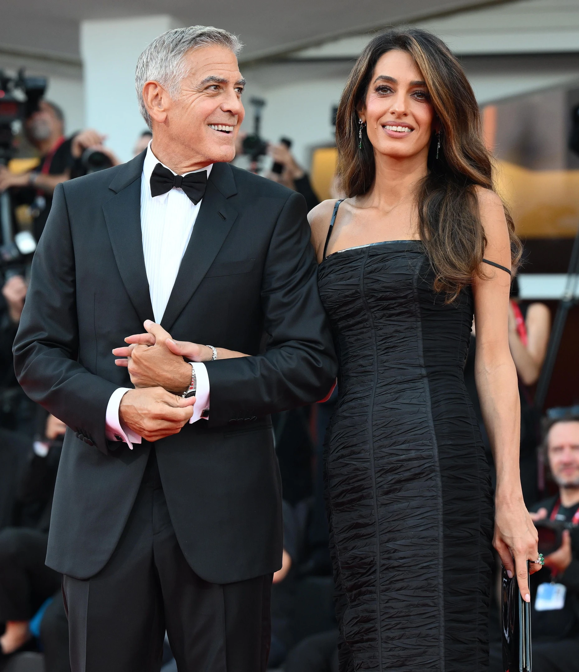 George und Amal Clooney auf dem roten Teppich am Lido
