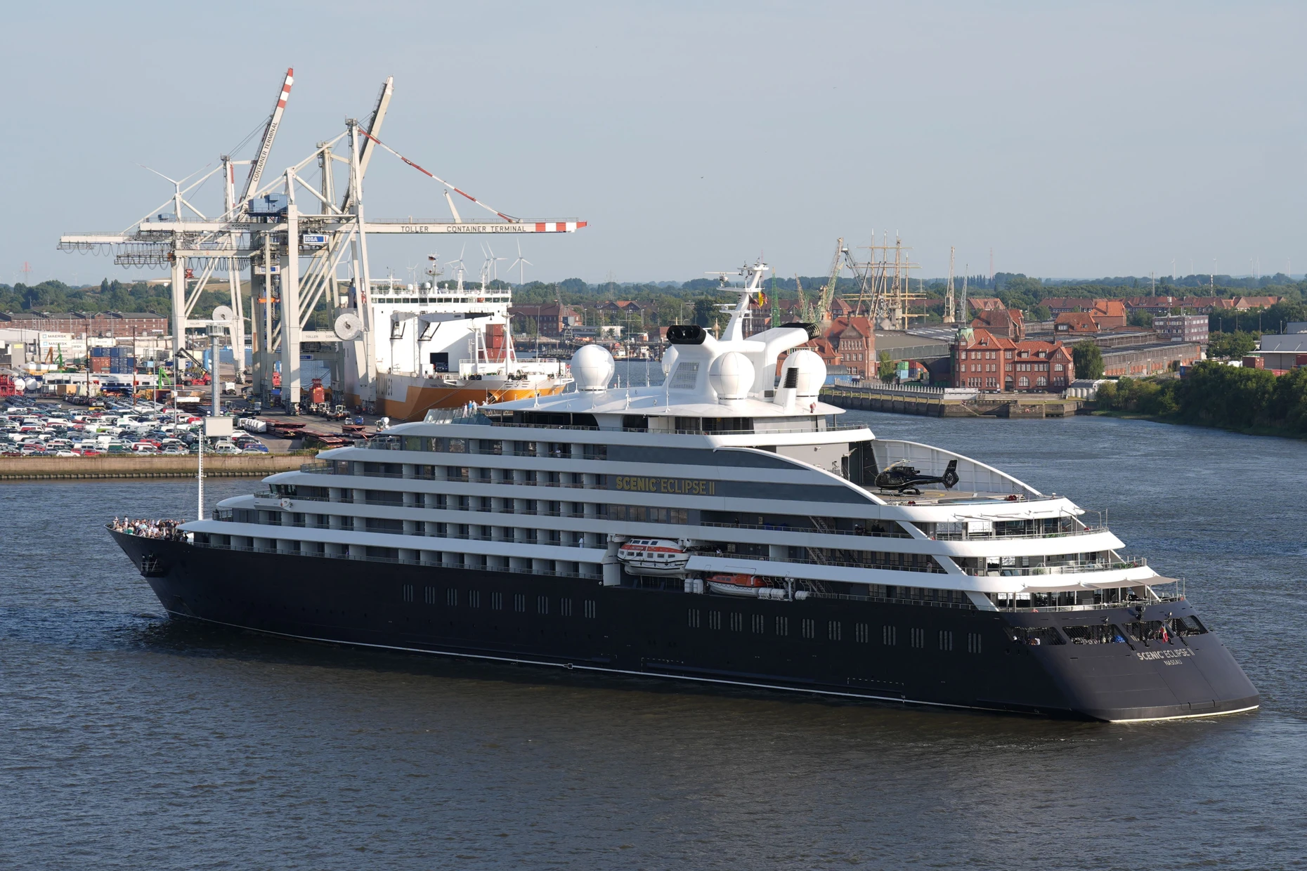 Die Superyacht „Scenic Eclipse II“ fährt in den Hamburger Hafen ein.