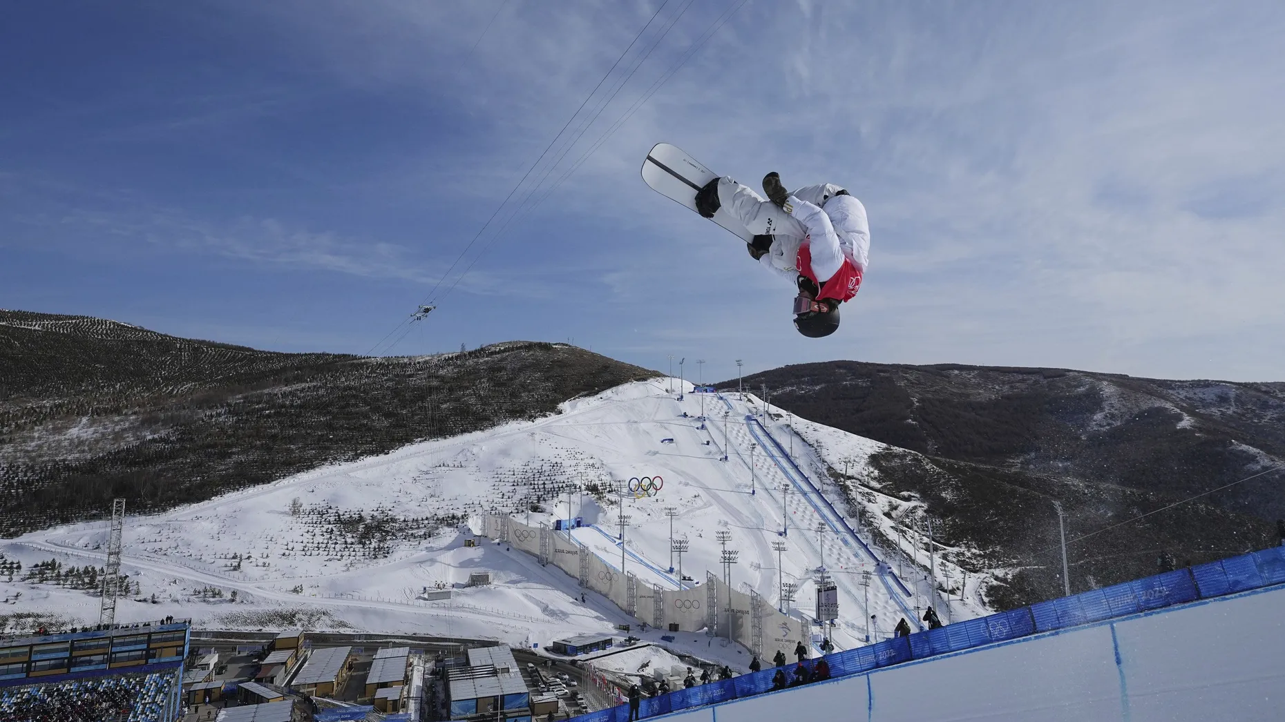 War das der beste Run der Geschichte? Der Japaner Ayumu Hirano zeigt in jedem Lauf einen Triple Cork und fliegt damit im Halfpipe-Finale zu einer Goldmedaille für die Geschichtsbücher – und das unter den Augen des großen Shaun White, der im letzten Wettbewerb seiner Karriere auf dem Hosenboden statt auf dem Podest landete. Zu den Hauptdarstellern in Shauns Abschiedsshow wurden dagegen Hirano und der Australier Scotty James, die sich ein packendes Duell um Gold lieferten und in dem der Japaner letztlich das bessere Ende für sich hatte. Die Leistung des Japaners lockte auch dem scheidenden Altmeister im Anschluss ein Lob über die Lippen: „Das war der Run seines Lebens. Ich bin so stolz auf ihn“, gratulierte White dem Olympiasieger. Der dankte artig: „Shaun war immer meine Motivation.“ Die Bronzemedaille sicherte sich der Schweizer Jan Scherrer, der deutsche Andre Höflich wurde Achter. (shüs./sid)
