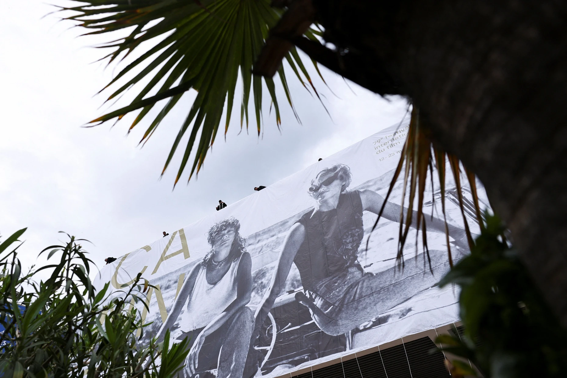Mit einer Szene aus „Thelma & Louise“: Susan Sarandon und Geena Davis auf einem Plakat für das Filmfestival in Cannes