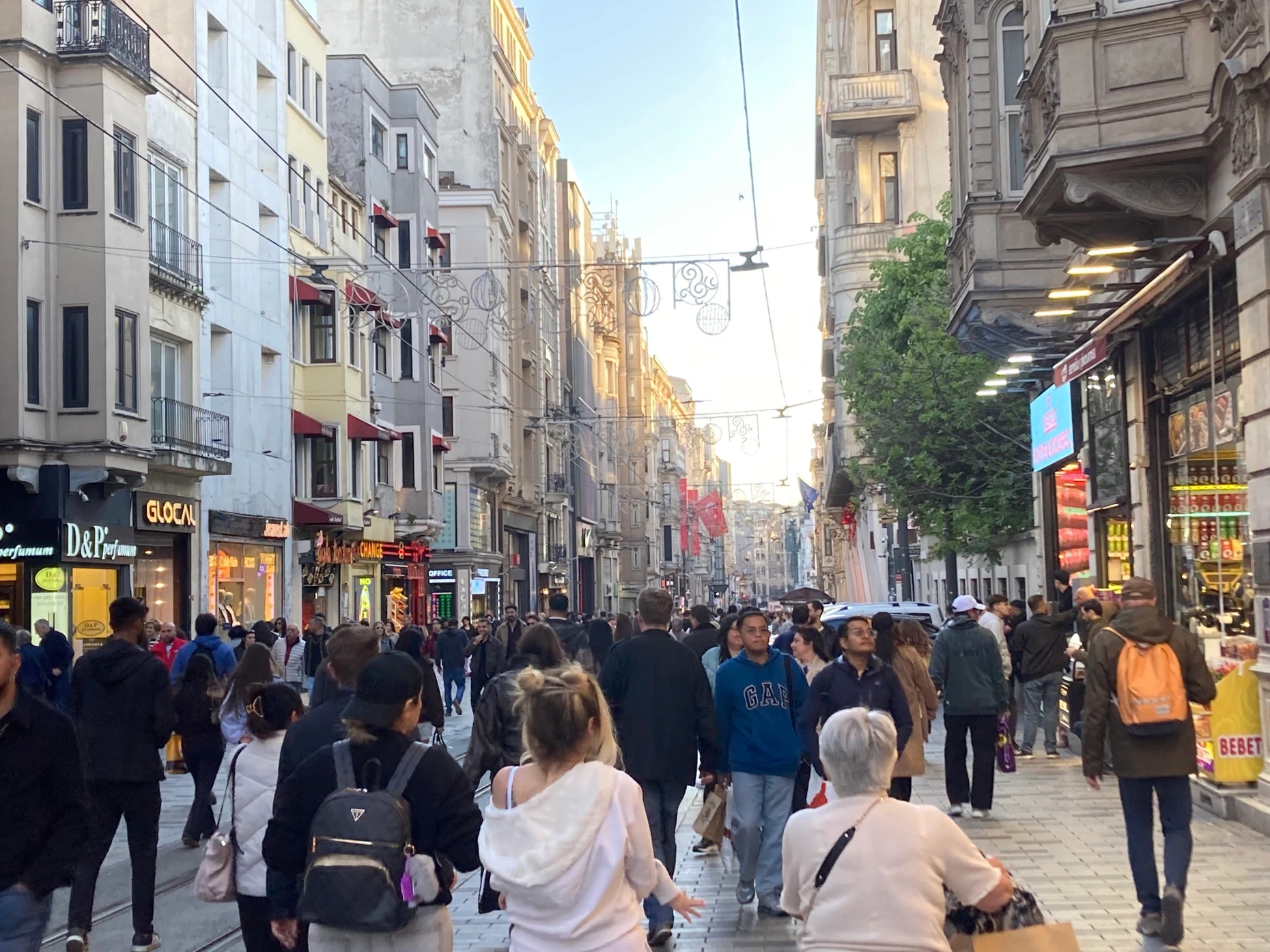 Besuchermagnet: Im vergangenen Jahr flanierten 240.000 Menschen jeden Tag durch die İstiklal Caddesi.