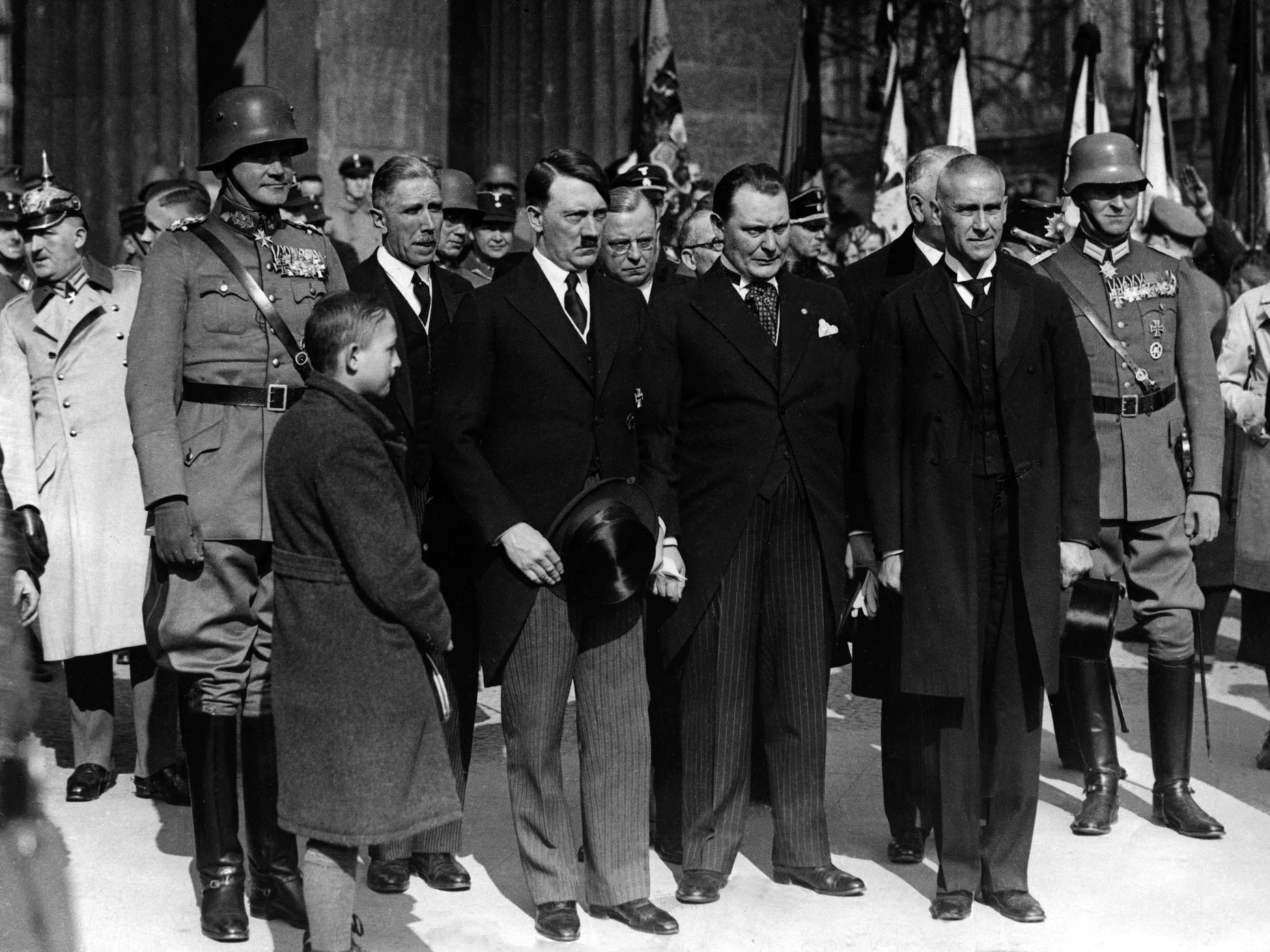 Adolf Hitler 1933 in Berlin am Volkstrauertag mit Werner von Blomberg, Franz von Papen, Franz Seldte, Hermann Göring, Wilhelm Frick und Konstantin von Neurath (v. l.)