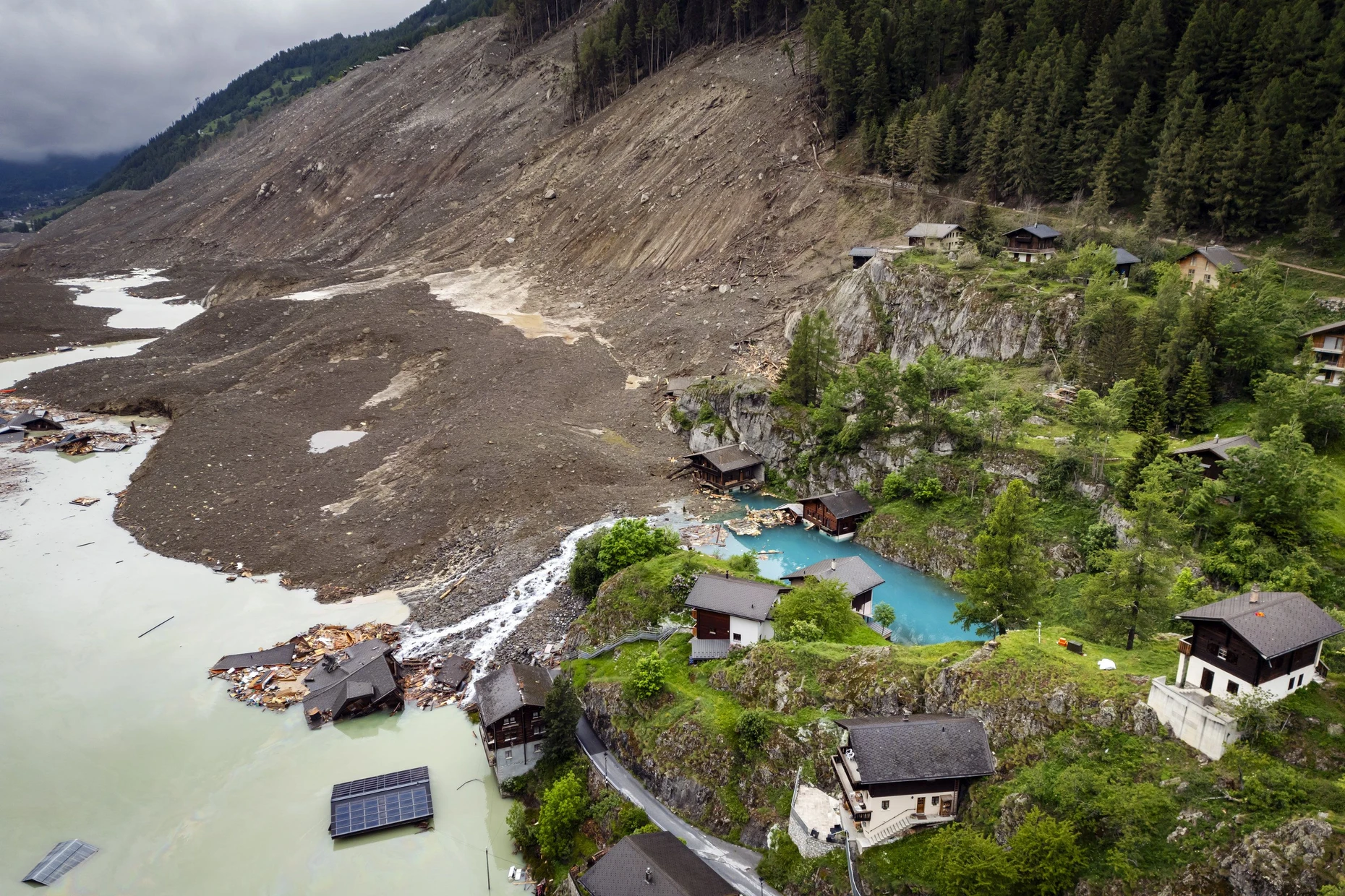 Kurz nach dem Unglück: Die letzten intakten Häuser versinken nach und nach in dem aufgestauten Flussbett der Lonza.