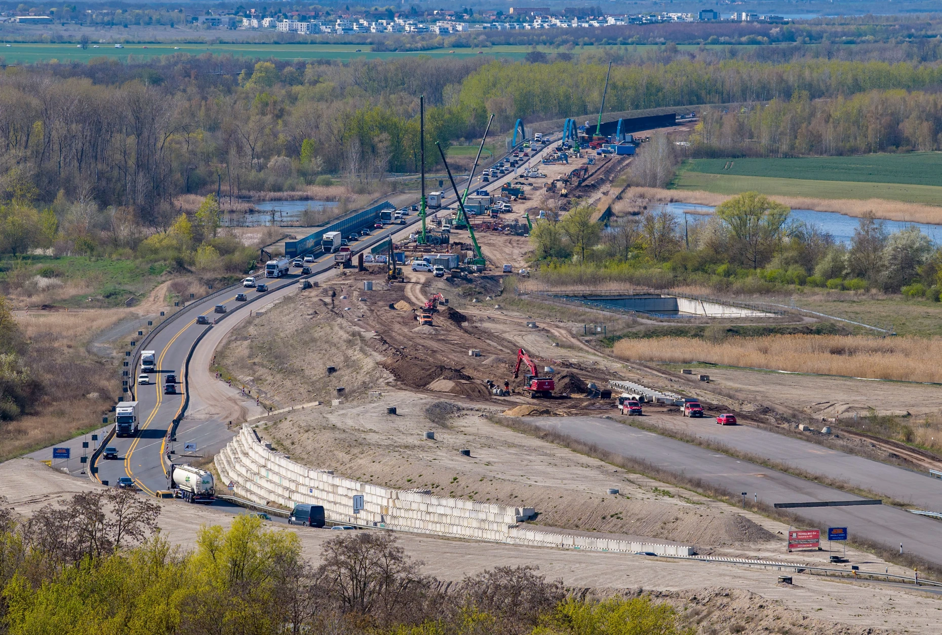 Baustelle: Autos und Lkw rollen über eine Behelfsfahrbahn neben der künftigen A72 bei Rötha.