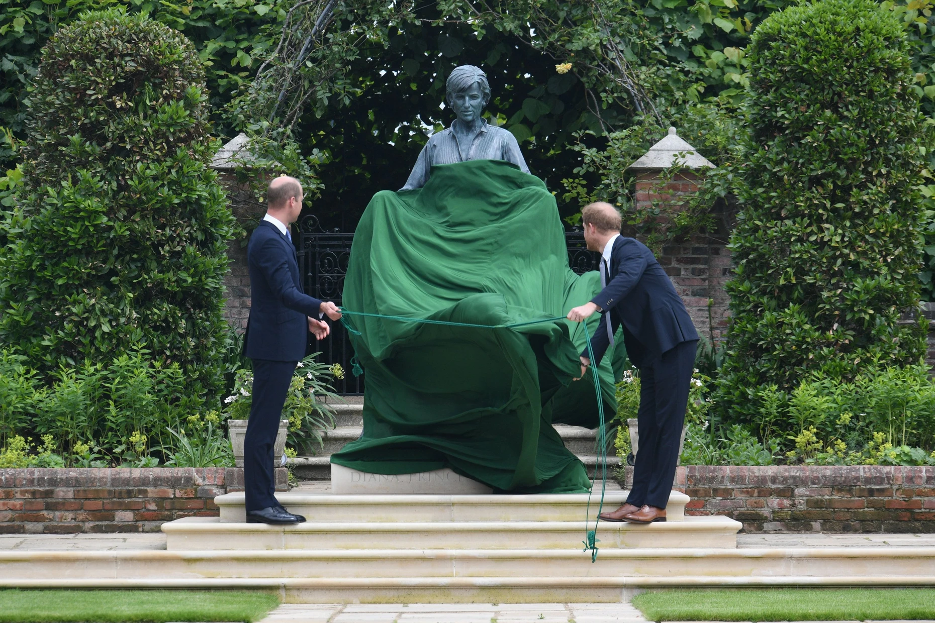 Bei der Enthüllung von Dianas Statue: William und Harry