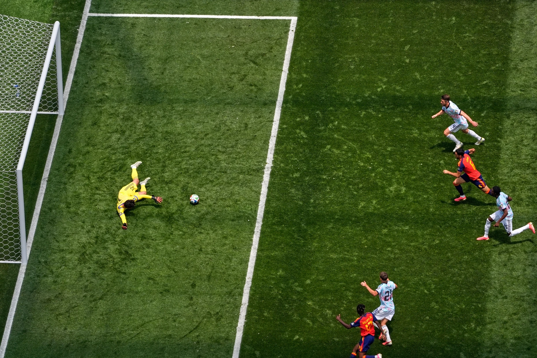 Unglückliche Aktion: Der belgische Torhüter Senne Lammens (l) lässt den Ball fallen abprallen, den der Spanier Mikel Merino (2vr) zum 2:1 ins Tor schießt.