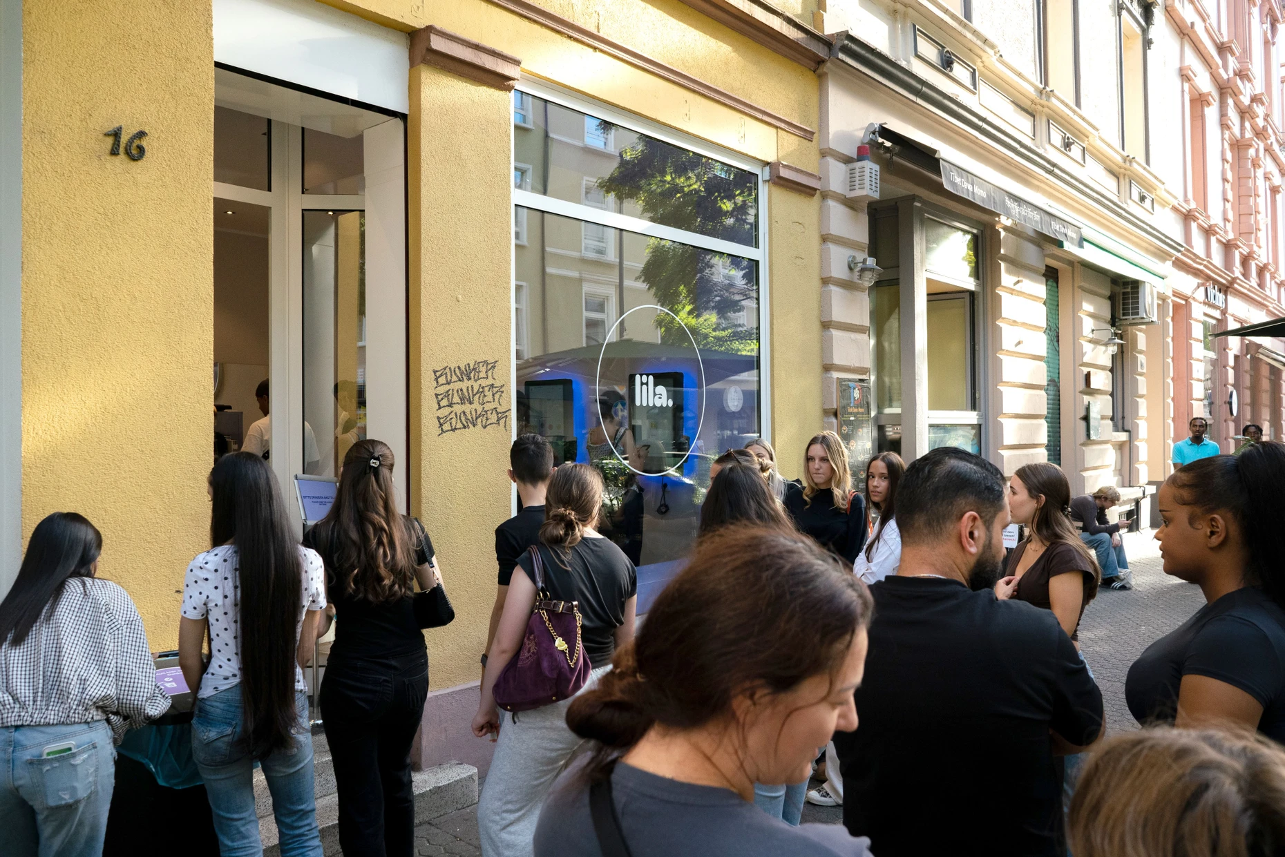 Während der Öffnungszeiten immer umlagert: Kunden vor dem Açaí-Laden "lila." auf der Berger Straße