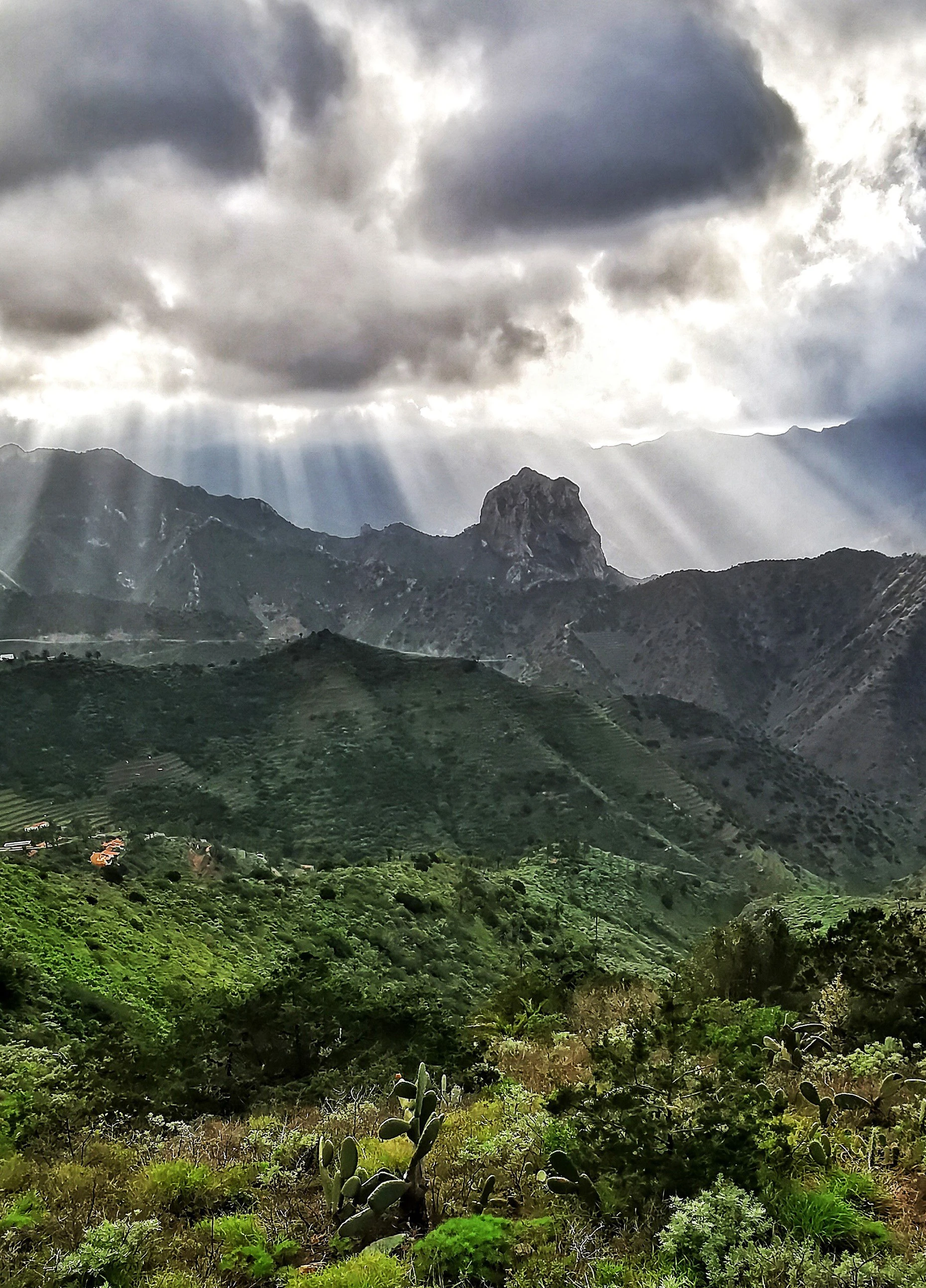 Licht und Schatten um den Roque de Agando auf La Gomera.