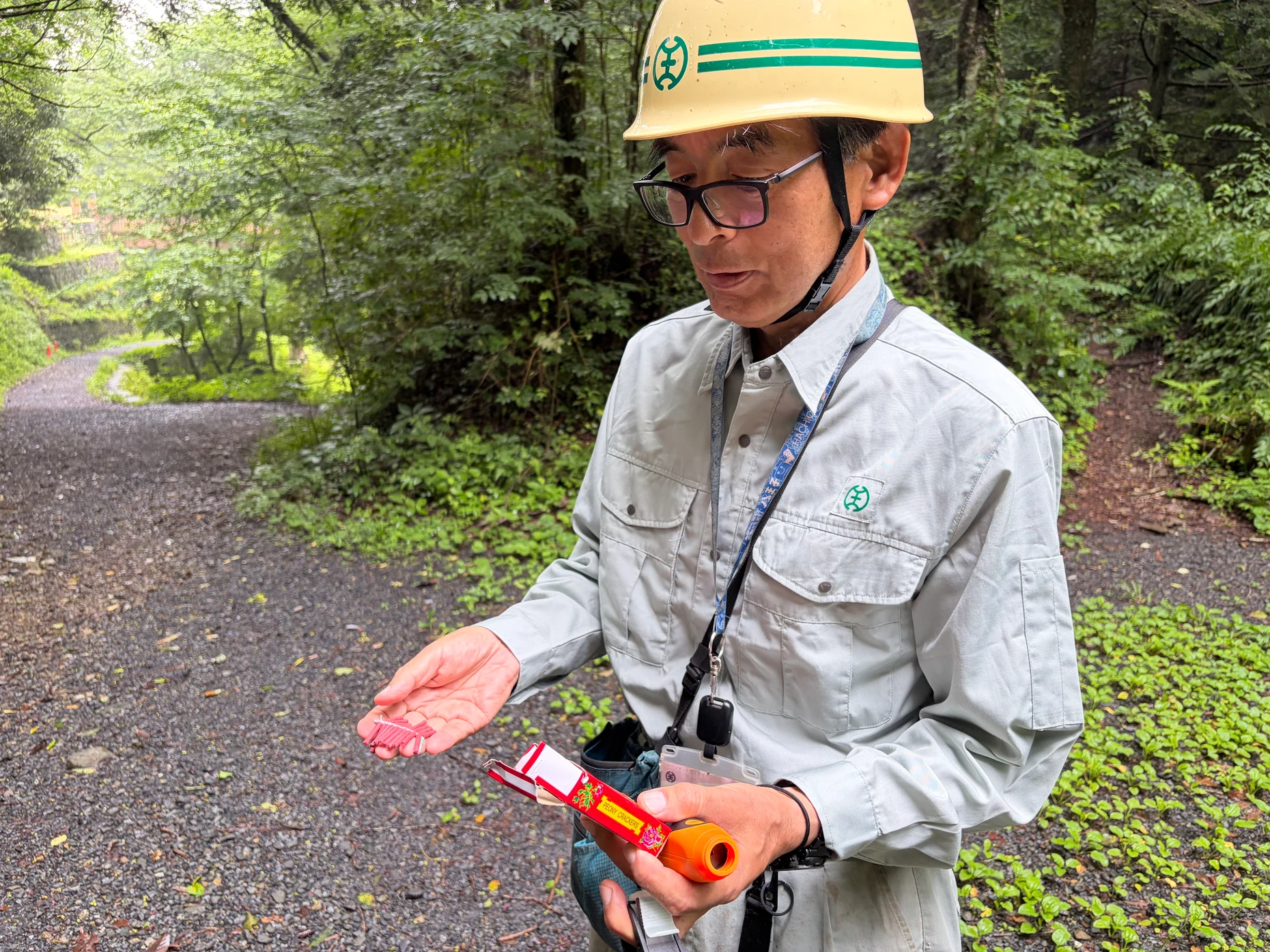 Am Rande von Tokio: Parkwächter Koji Ozaki zündet Knallfrösche, um Bären zu verjagen.