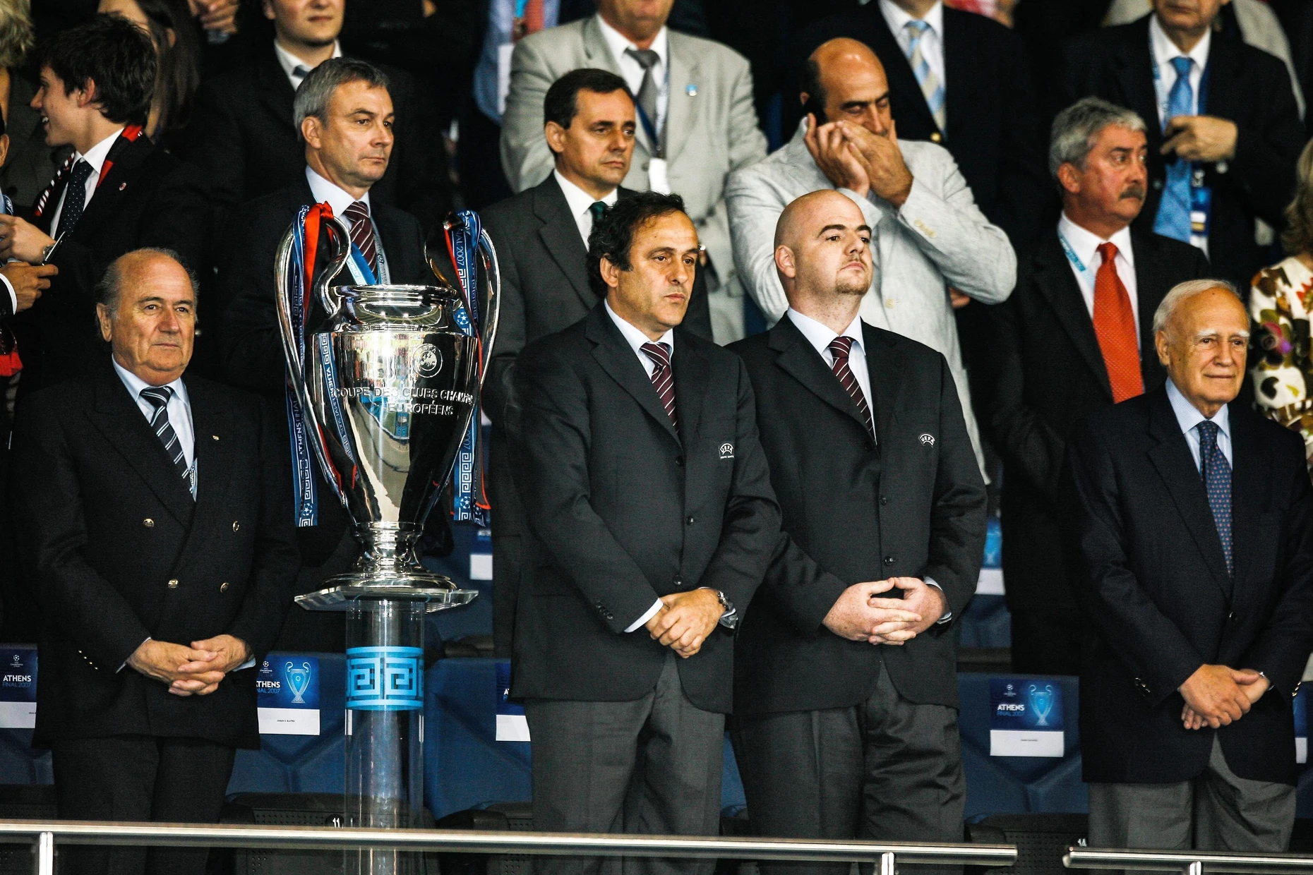 Bevor er zum Herrn der Kugeln wurde: Infantino (re.) beim Champions-League-Finale in Athen 2007 mit Blatter (links) und Platini