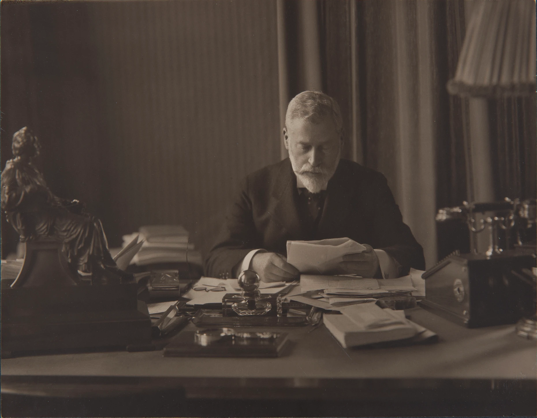 Gründer der Metallgesellschaft: Eine historische Fotografie zeigt Wilhelm Merton am Schreibtisch.