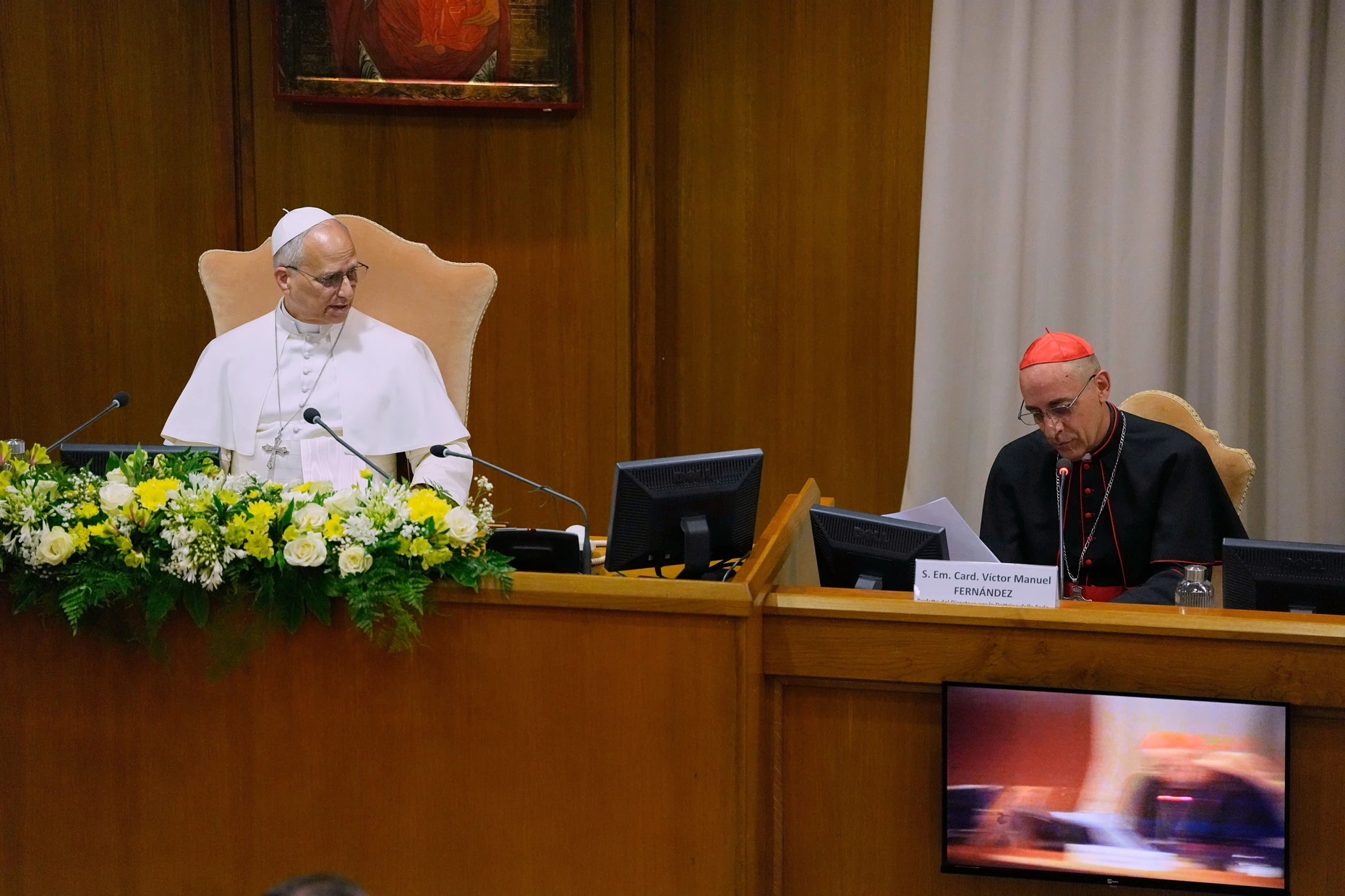 Papst Leo XIV. und Kardinal Víctor Manuel Fernández, Präfekt des Dikasteriums für die Glaubenslehre, während der Präsentation der Enzyklika