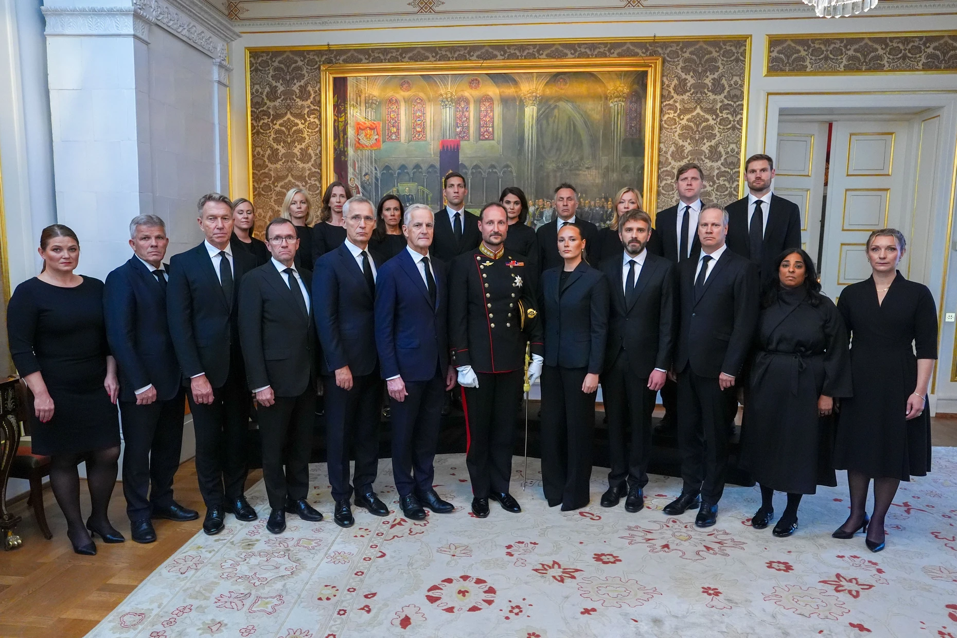Erste Amtshandlung: Der neue norwegische König Haakon VIII. und die neue Kronprinzessin Ingrid Alexandra (beide in der Mitte) treffen sich mit der norwegischen Regierung um Ministerpräsident Jonas Gahr Støre (links neben dem König).