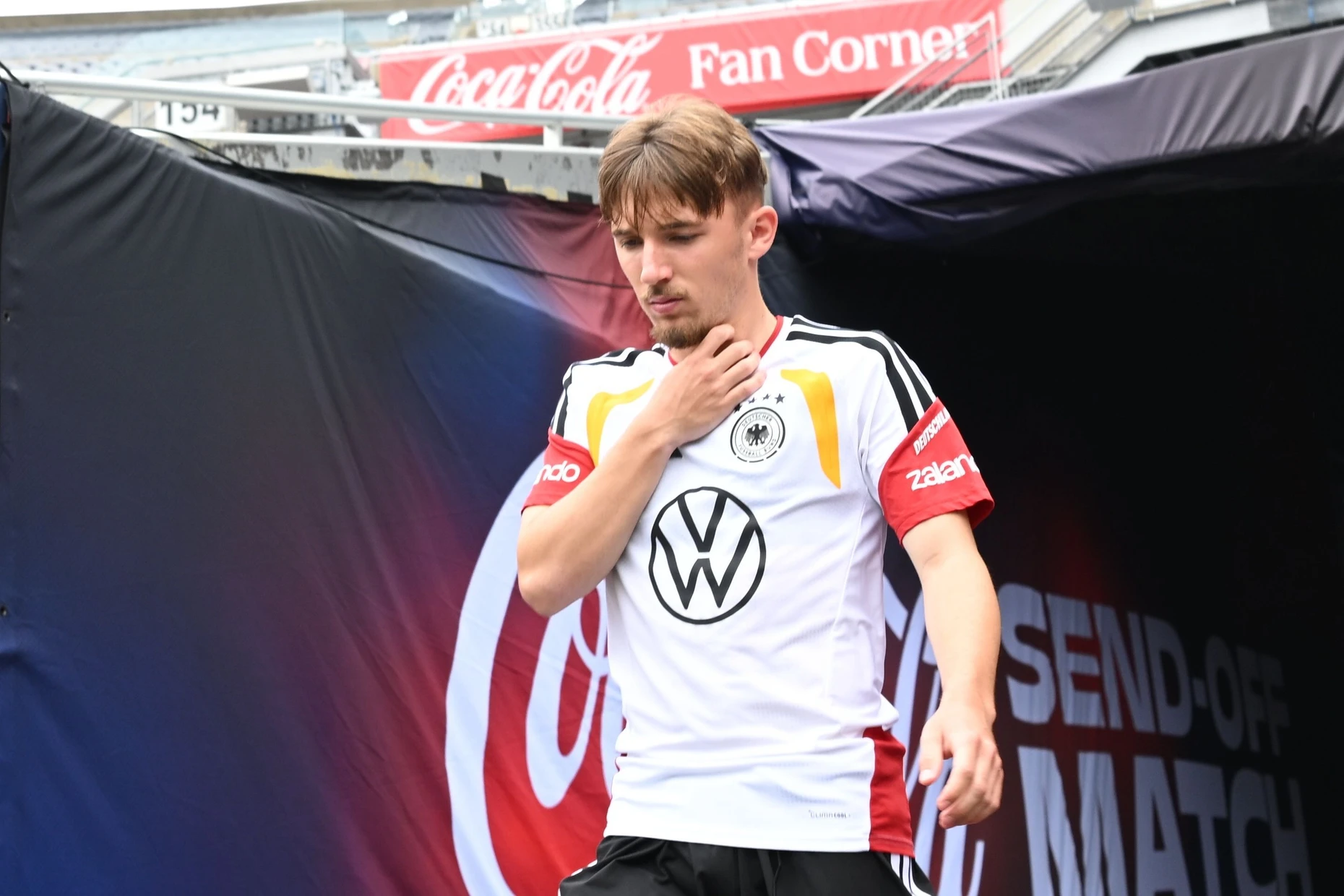 „Send-off match“, nur anders: Lennart Karl wird noch vor dem Test gegen die USA verabschiedet.