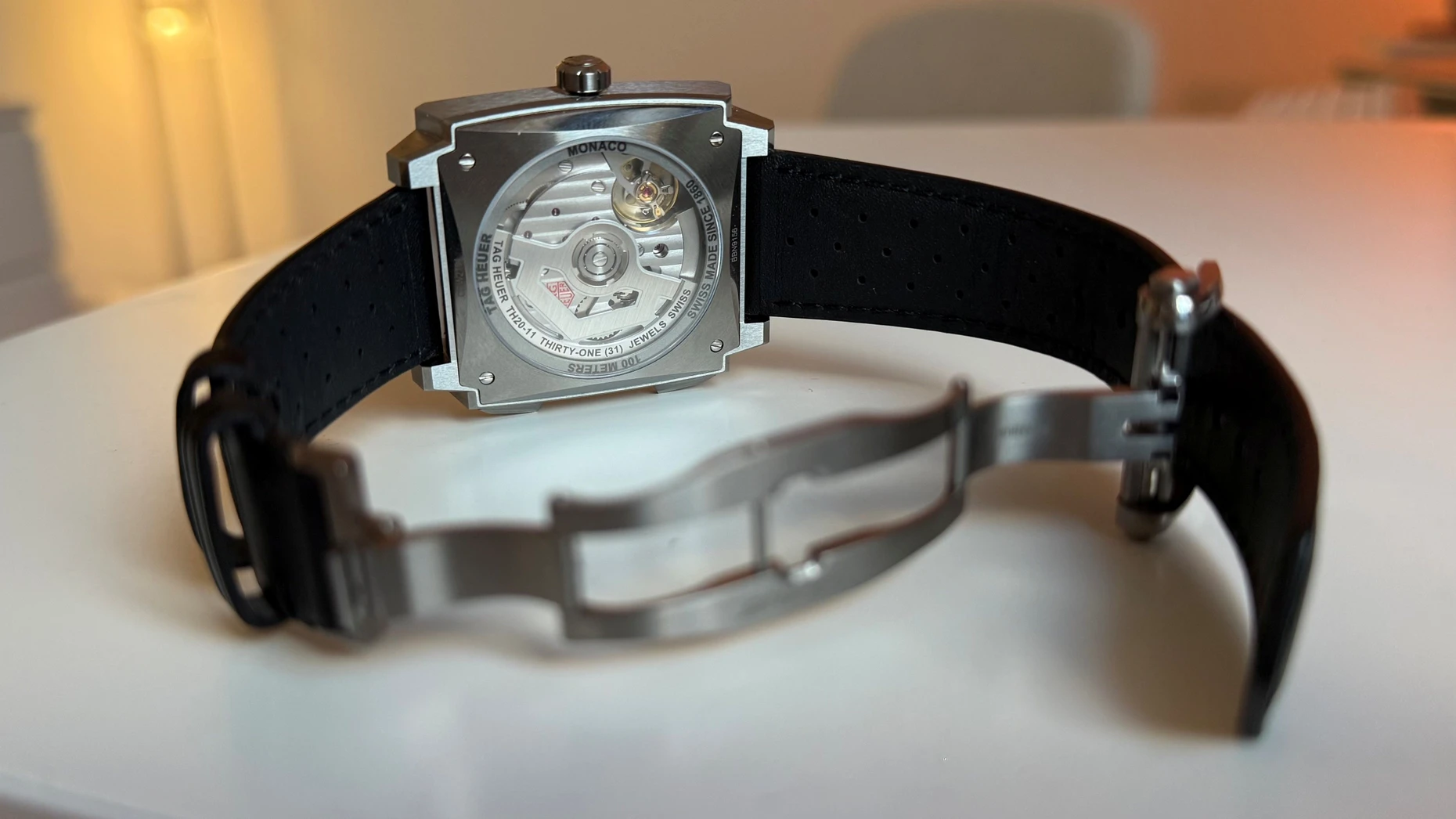 Da schau rein: Anders als das Original von 1969 gewährt Tag Heuer mit einem Glasboden schon länger einen Blick in die Monaco, so auch das 2026er-Modell.