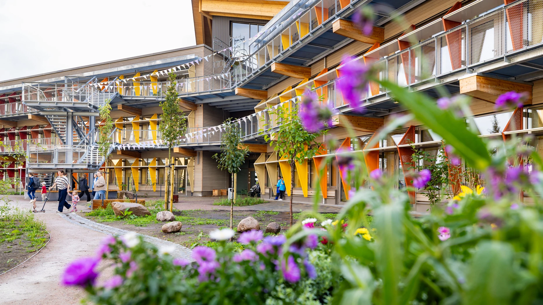 Blumen, Obst, Gemüse: Am neuen Campus der Holistic Foundation gehört auch Gärtnern zum Programm.