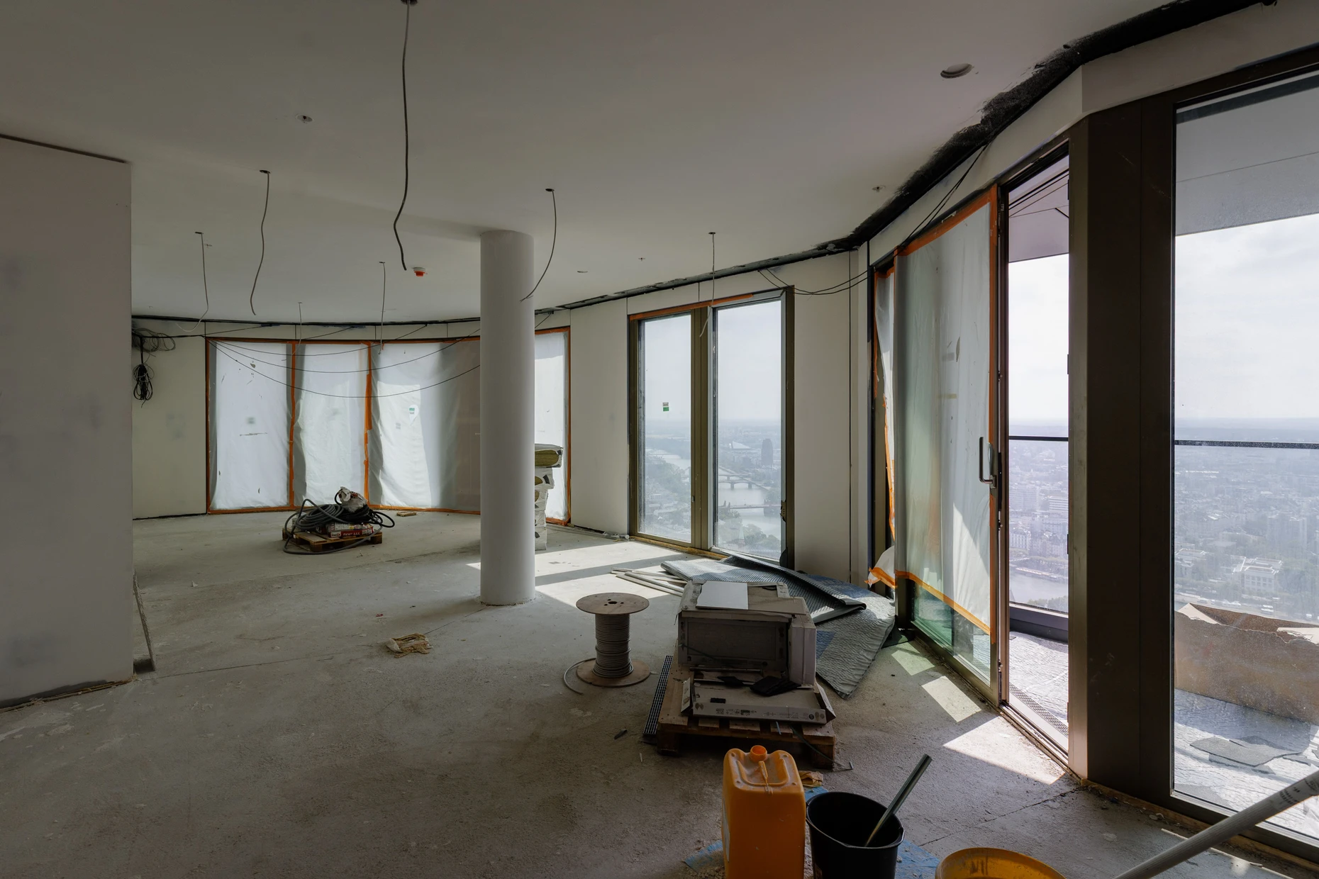 Panoramablick: Rohbau einer Wohnung im Turm „Rizon“ des Hochhausquartiers Four.