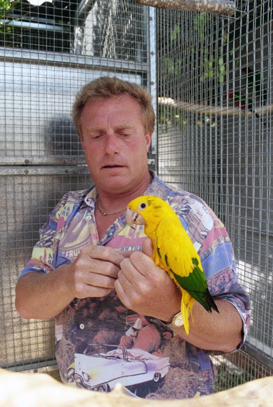 Manfred Meisel mit einem seiner Papageien