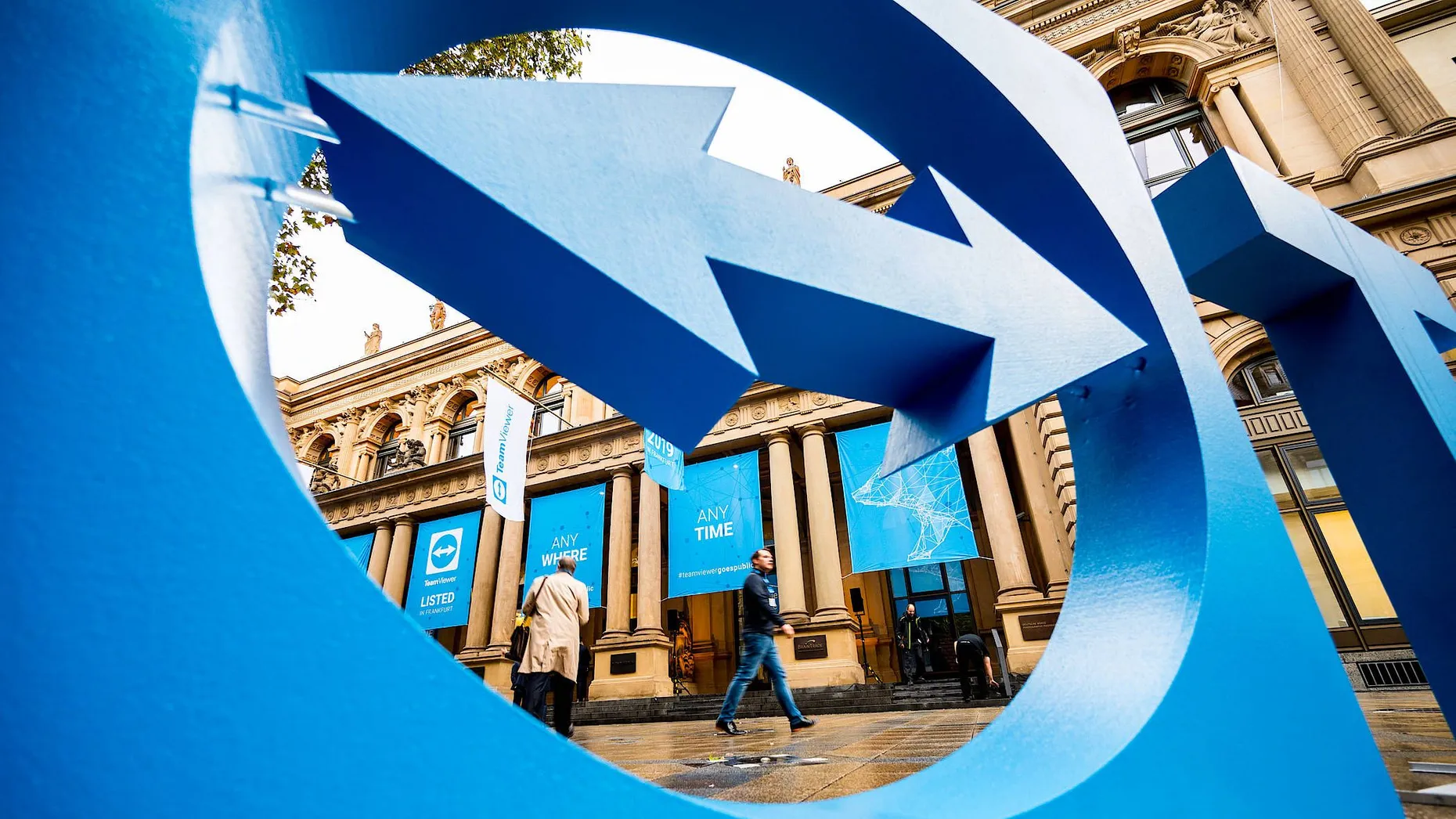 Das Logo von Teamviewer stand anlässlich des Börsengangs im September 2019 vor der Frankfurter Börse.