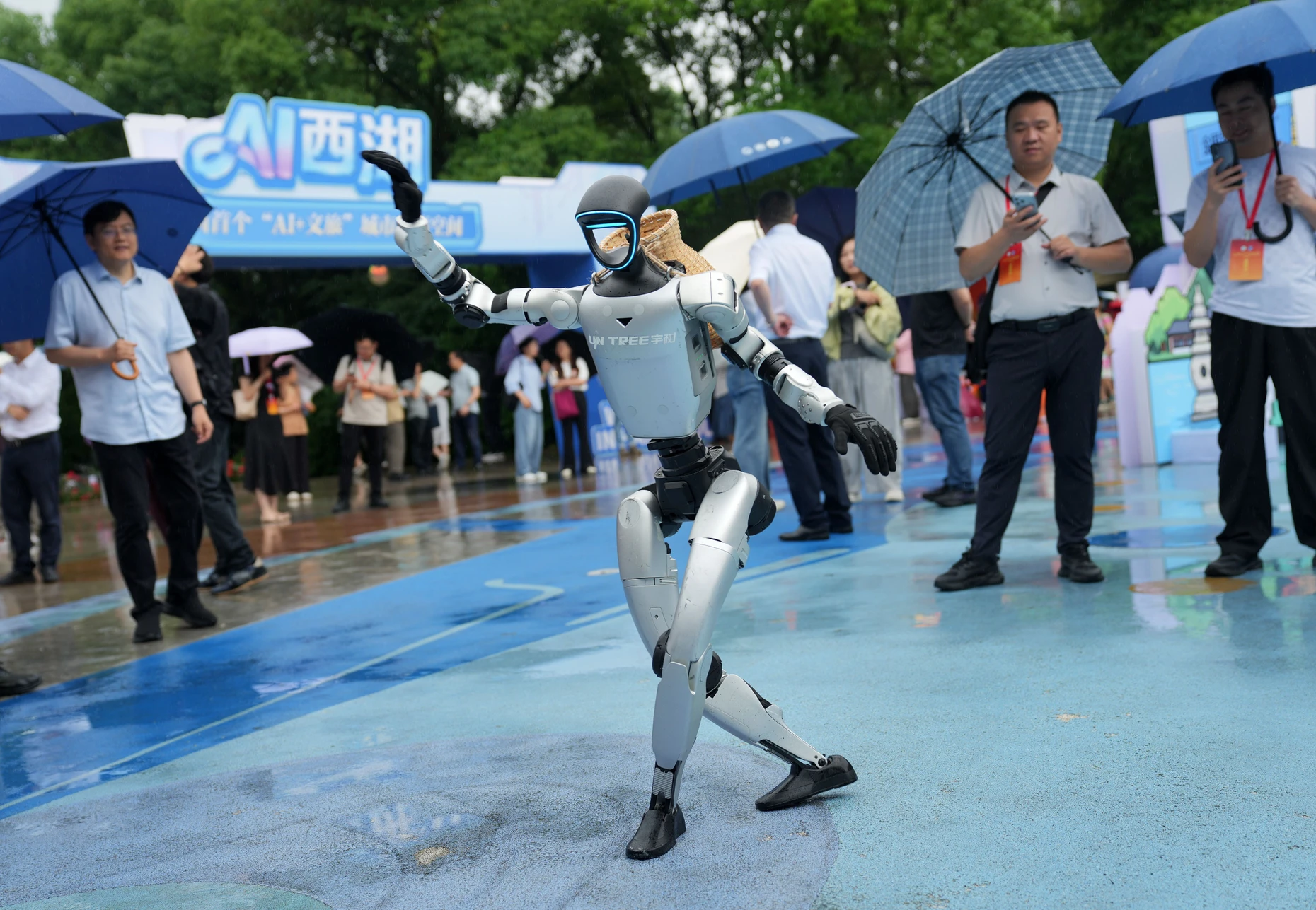 Ein von Unitree Robotics entwickelter Roboter führt während einer KI-Ausstellung am Westsee in Hangzhou in der ostchinesischen Provinz Zhejiang einen Tanz vor.