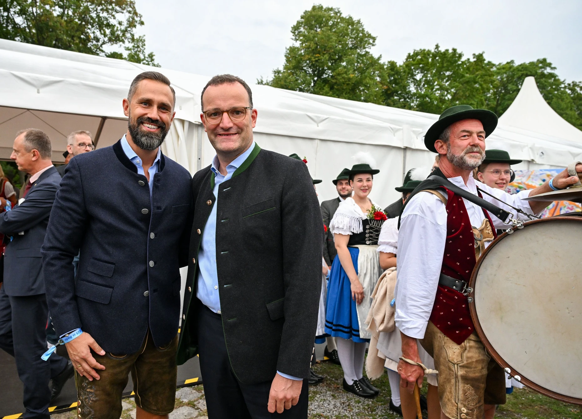 Sind Väter geworden: Auch Jens Spahn (Mitte) und sein Ehemann Daniel Funke (links) haben das Familienmodell Leihmutterschaft für sich gewählt.