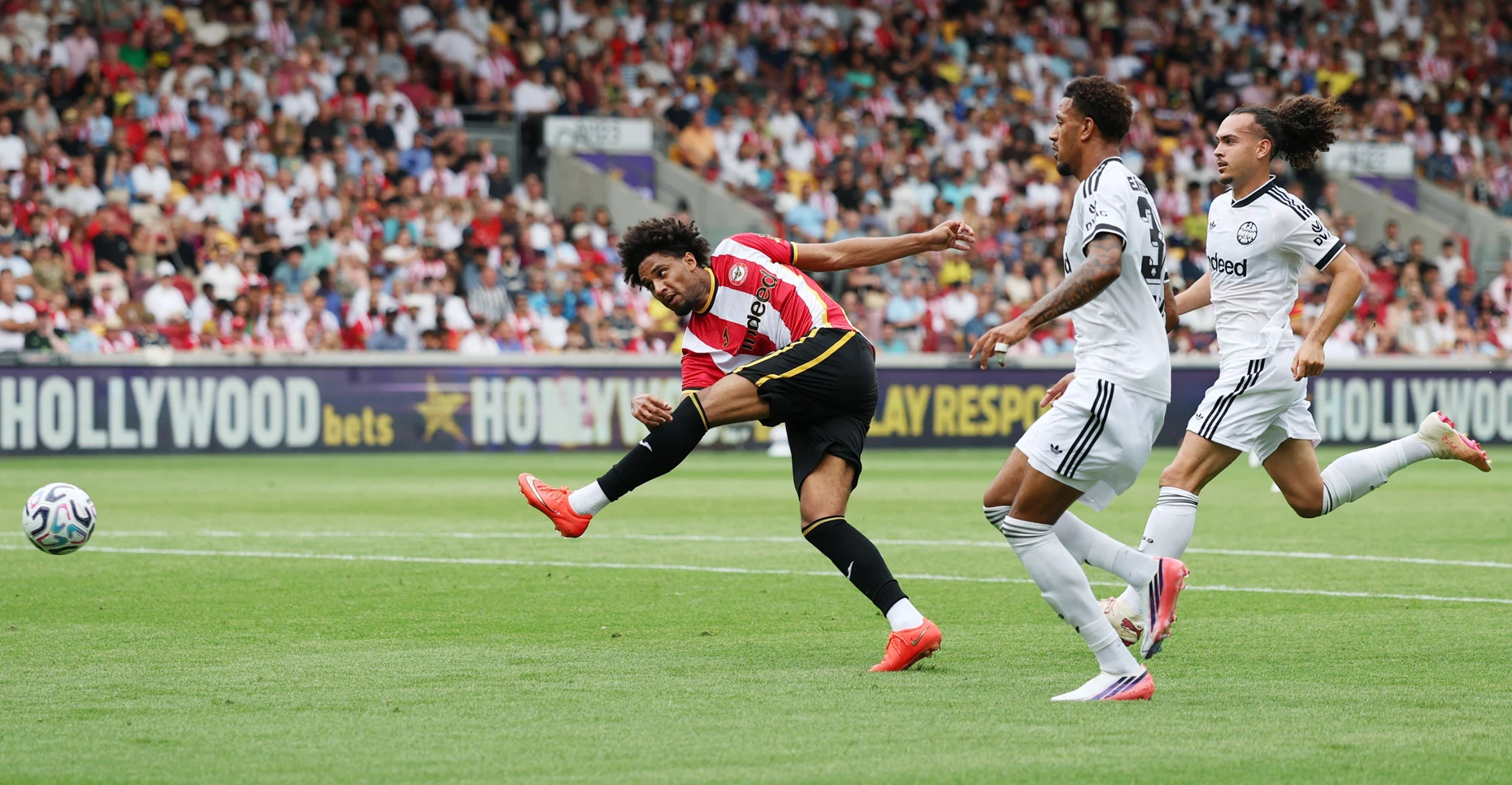 Debakel in London: Wie hier gegen Nationalspieler Kevin Schade (links) haben die Eintracht-Spieler in Brentford ein ums andere Mal das Nachsehen.