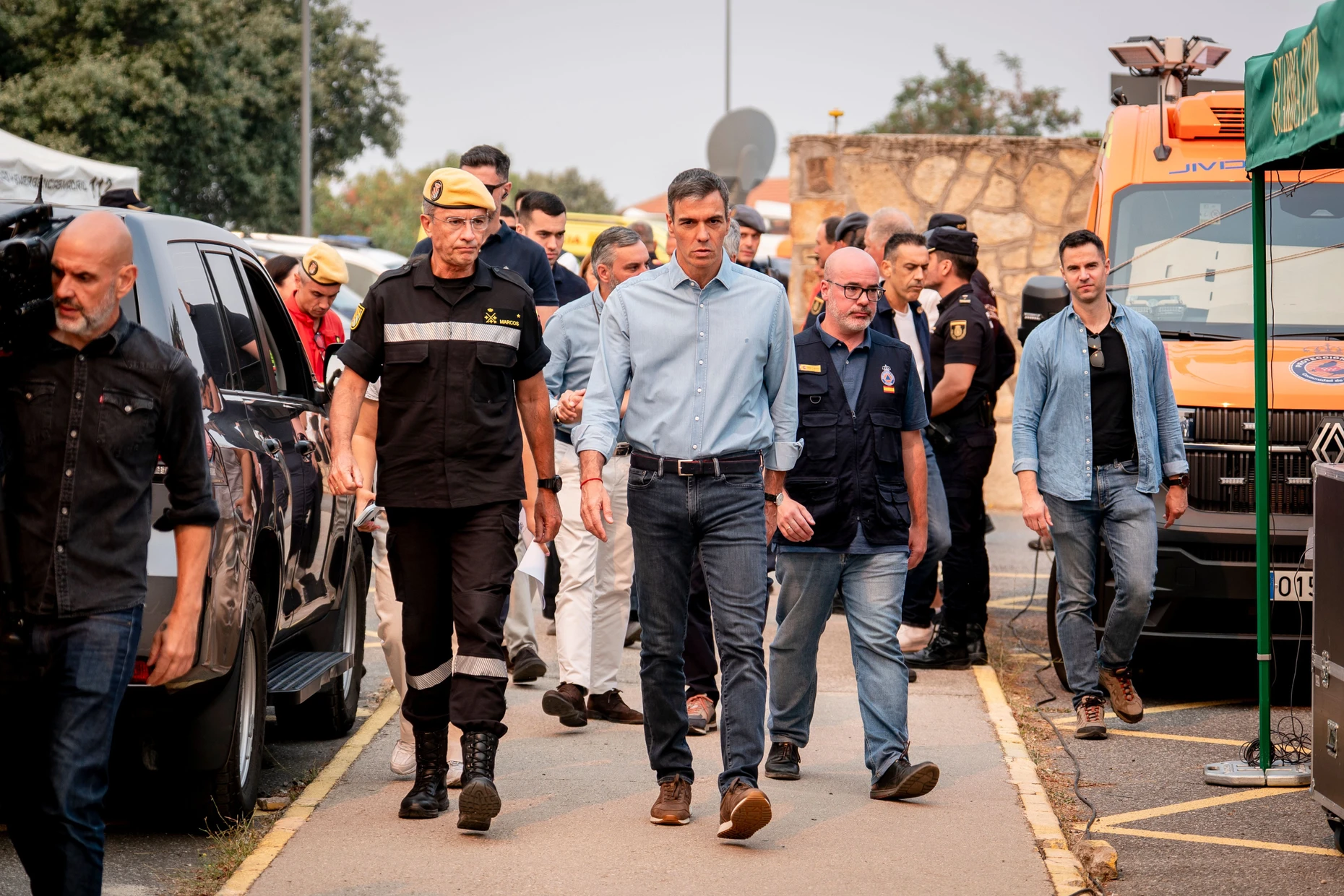 Der spanische Ministerpräsident Pedro Sánchez besucht den Einsatzleitstab im von den Waldbränden betroffenen Dorf Cenicientos.