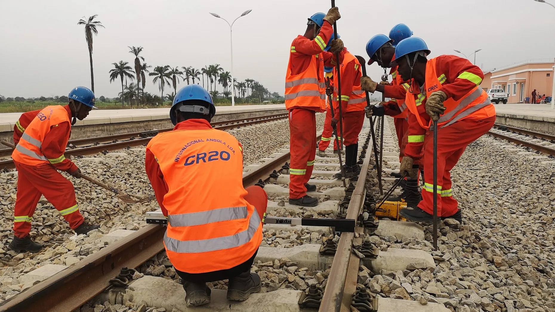 Wartungsarbeiten an der Benguela-Eisenbahn in Lobito, Angola, durch Mitarbeiter von China Railway