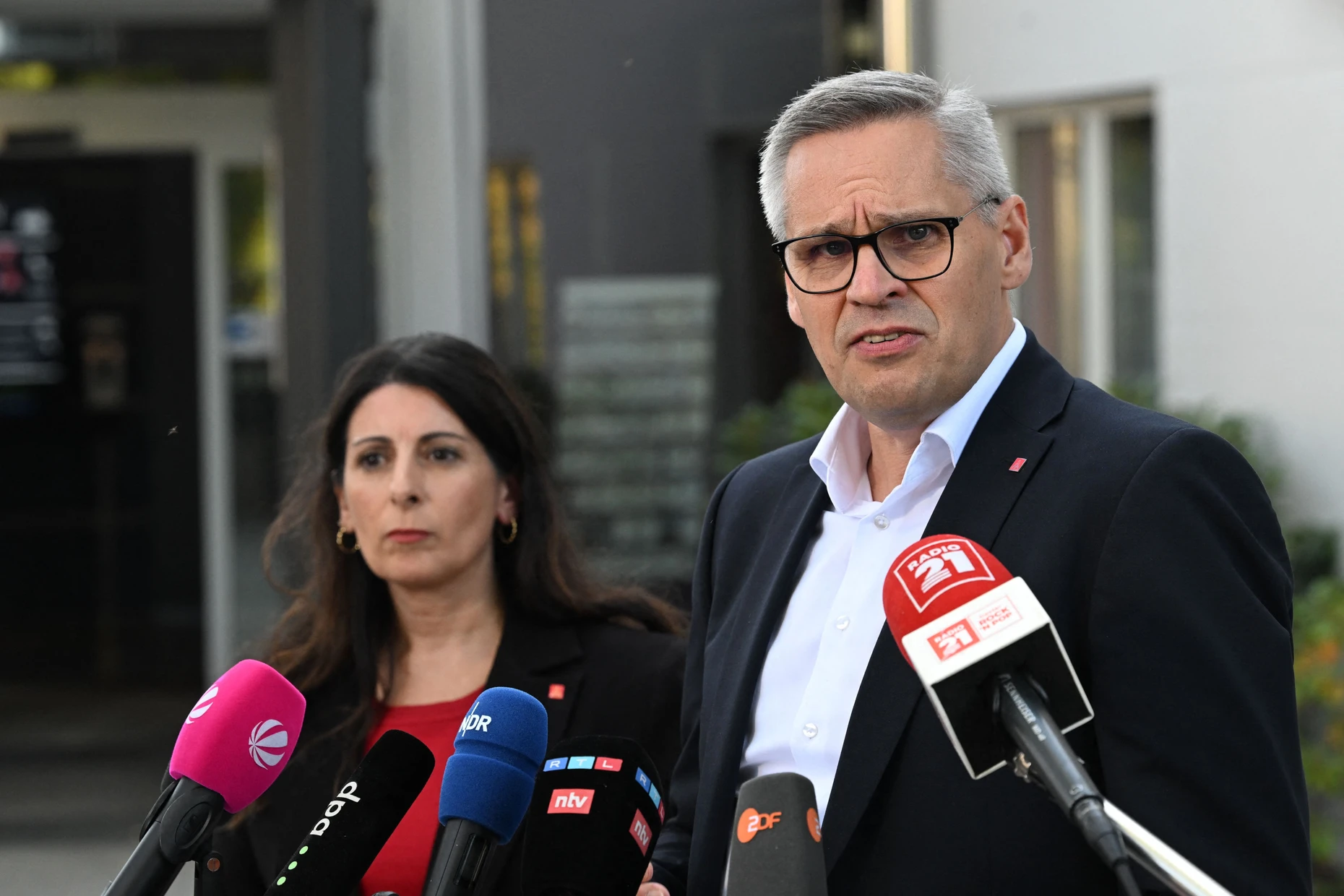 Betriebsratsvorsitzende Daniela Cavallo (links) und Thorsten Gröger, Bezirksleiter IG Metall: VW kündigt den Manteltarifvertrag.