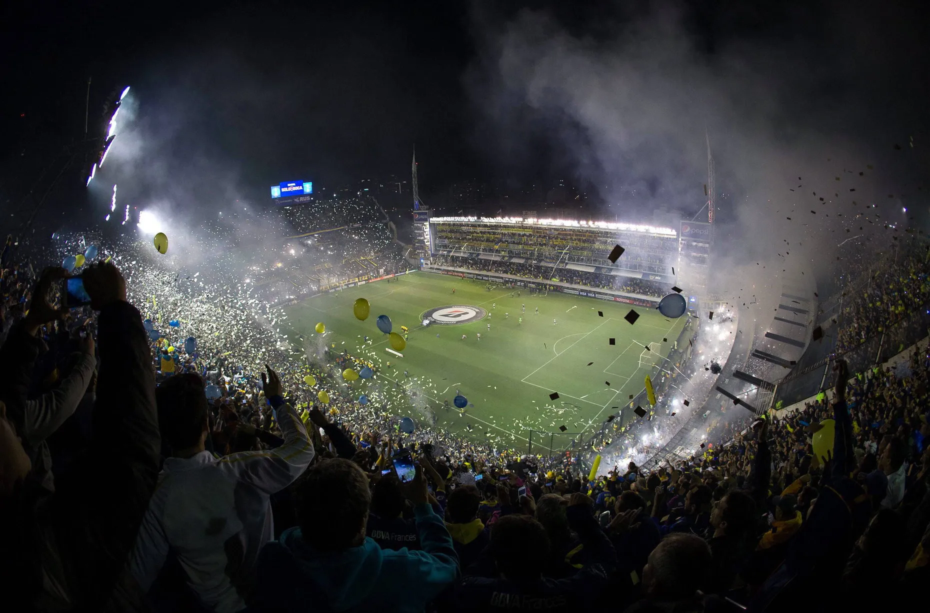Stimmungsvoll vor dem Anstoß, über die Grenze nach der Halbzeit: Das La Bombonera Stadion in Buenos Aires