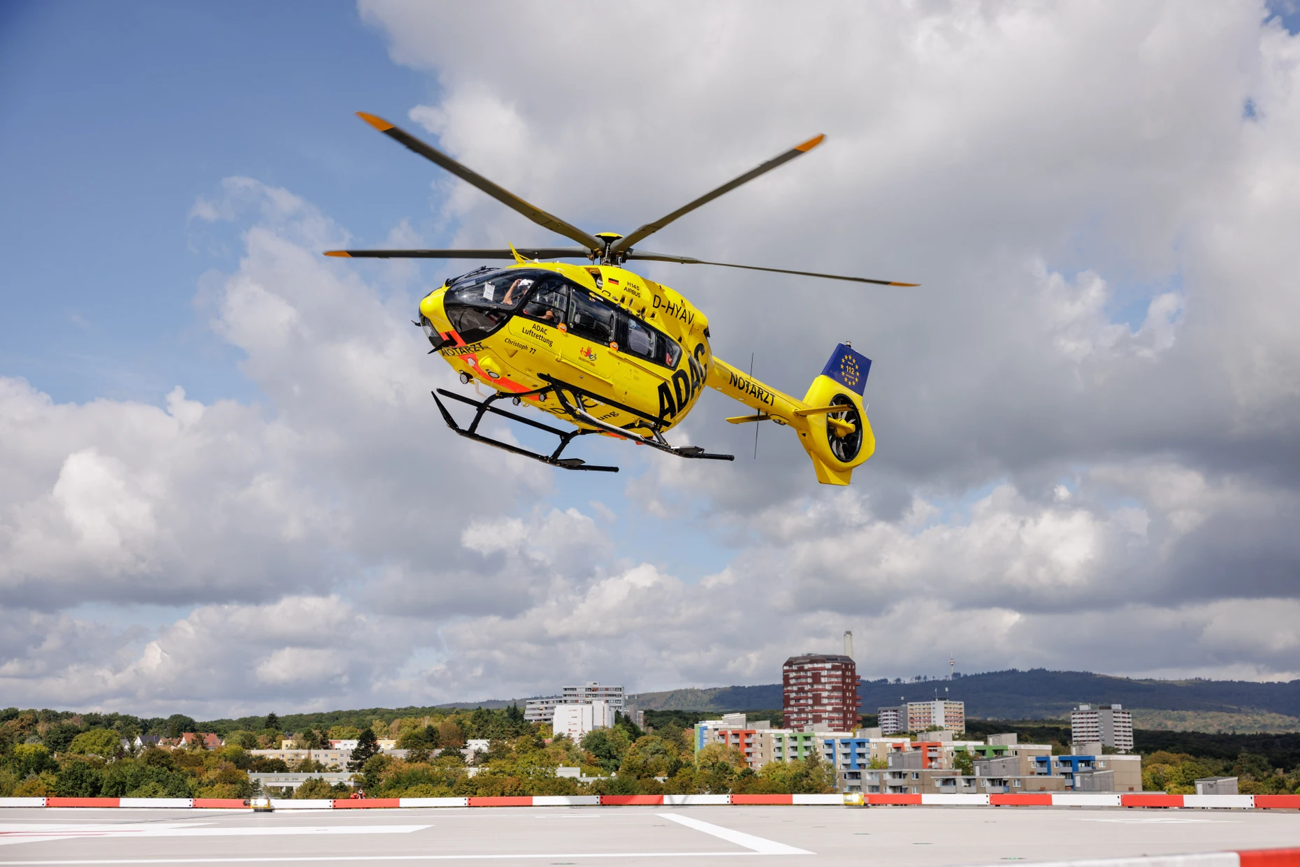 Schneller Transport: der Rettungshubschrauber Christoph 77 der ADAC Luftrettung