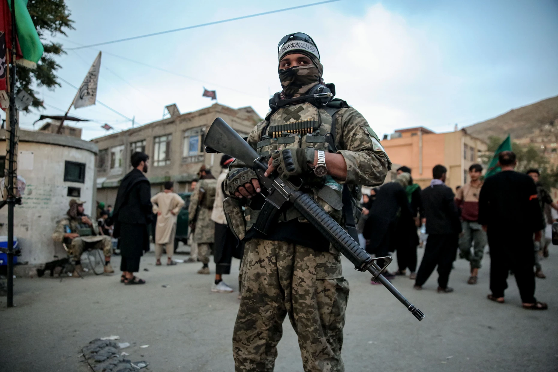 Ein Taliban-Sicherheitsmann beim Aschura-Fest Ende Juni in Kabul