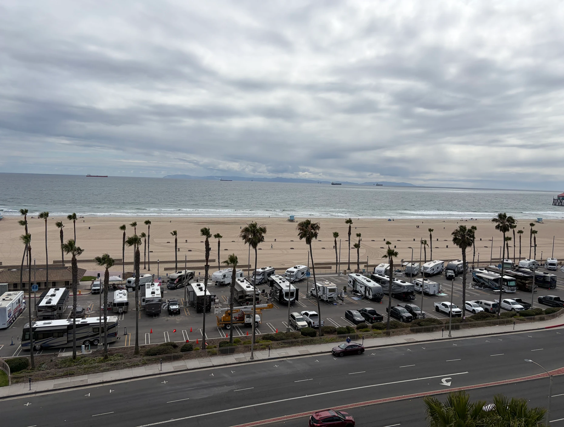  Amerikanische Camper finden nichts dabei, mit ihren 500.000-Dollar-Wohnmobilen auf dem Parkplatz von Huntington Beach Urlaub zu machen.