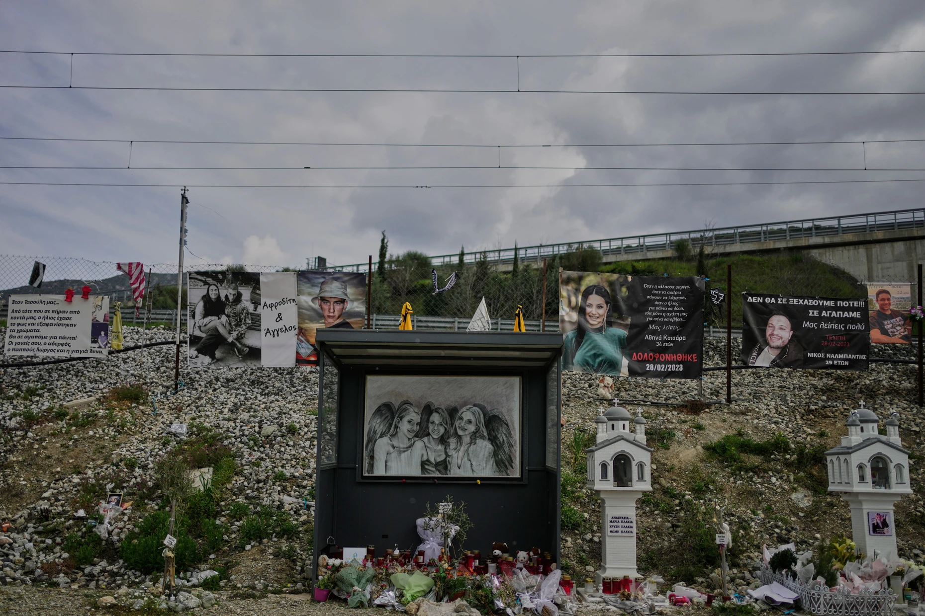 Porträts und Miniaturkirchen erinnern an die 57 Todesopfer des Zugunglücks in Tempi.